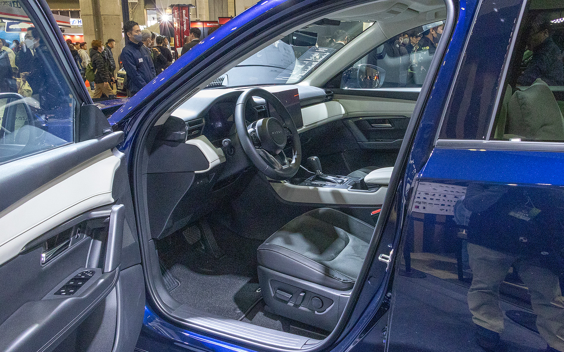 新型CX-5の運転席まわり。欧州仕様車なので左ハンドル