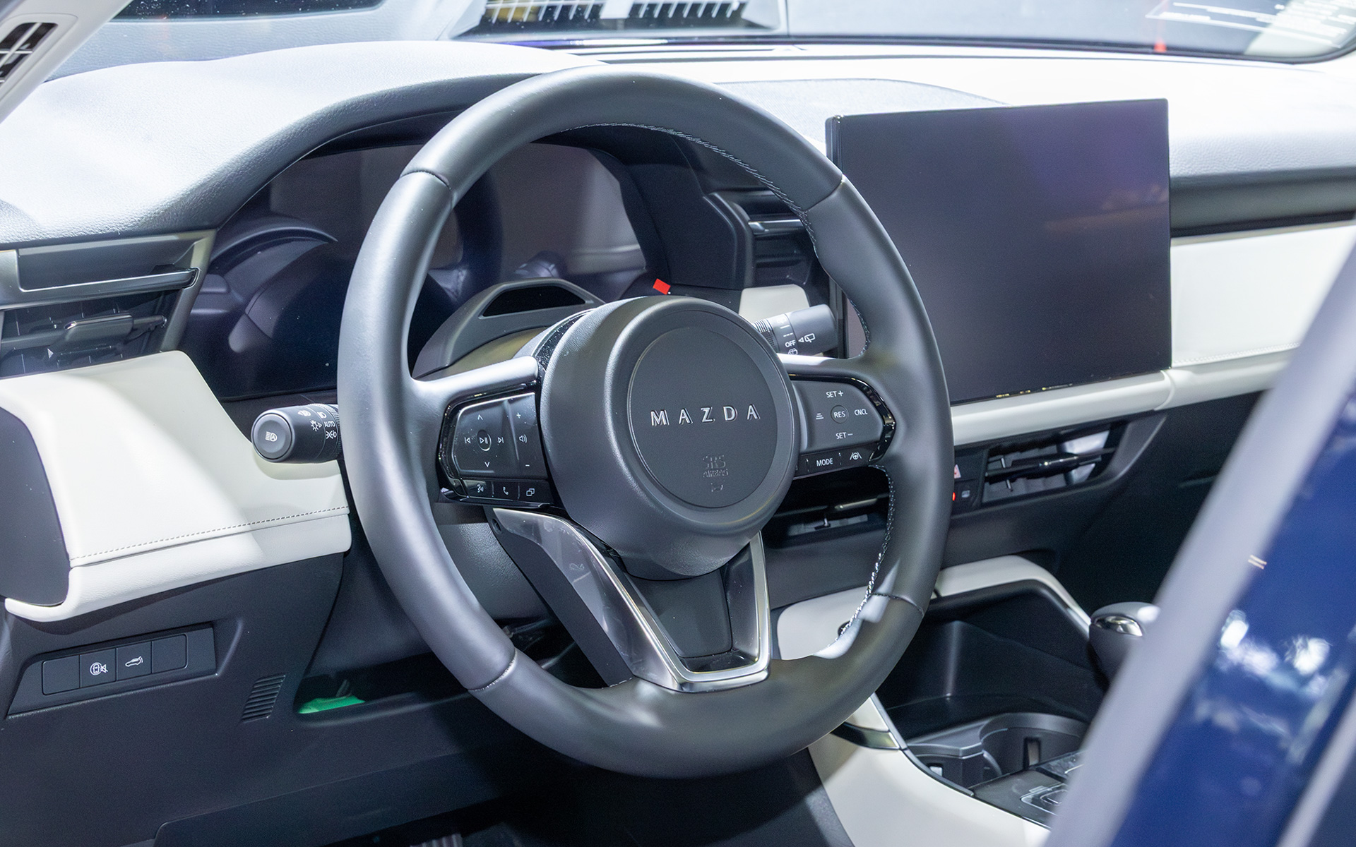 ステアリングパッドに入る「MAZDA」のロゴは新しいデザインのものとなる。車体のエンブレムもこのロゴだ