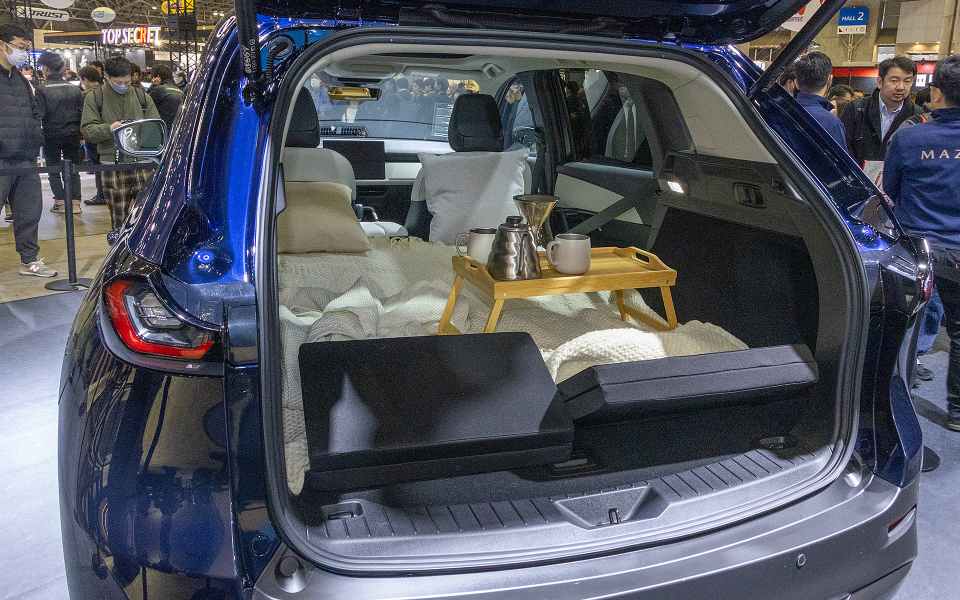 足を伸ばして横になれるほどの長さはないが、前席にクッションを置くとゆったりとくつろげる