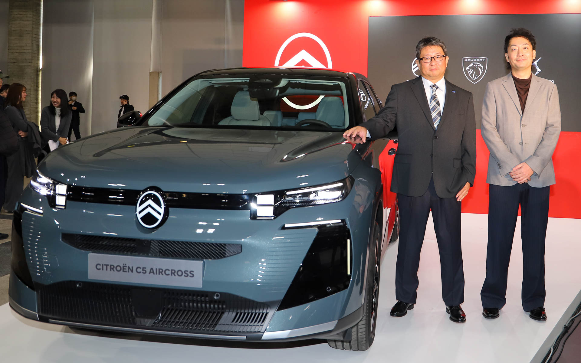 Stellantisジャパンはフレンチブランドの3車種を同時に初披露。シトロエンの新型「C5 エアクロス」とフォトセッションを行なうStellantisジャパン株式会社 代表取締役社長 成田仁氏（左）と、同フレンチ事業部 事業部長 小川隼平氏（右）