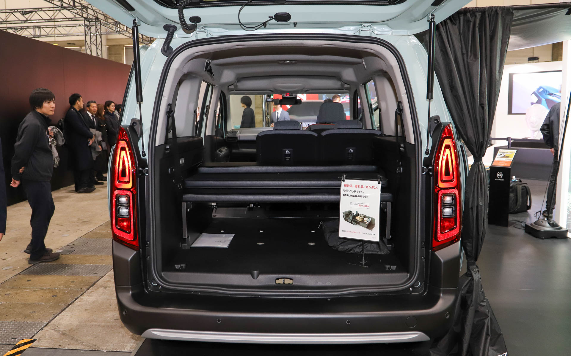 簡単に車中泊のできる純正ベッドキットを訴求していた