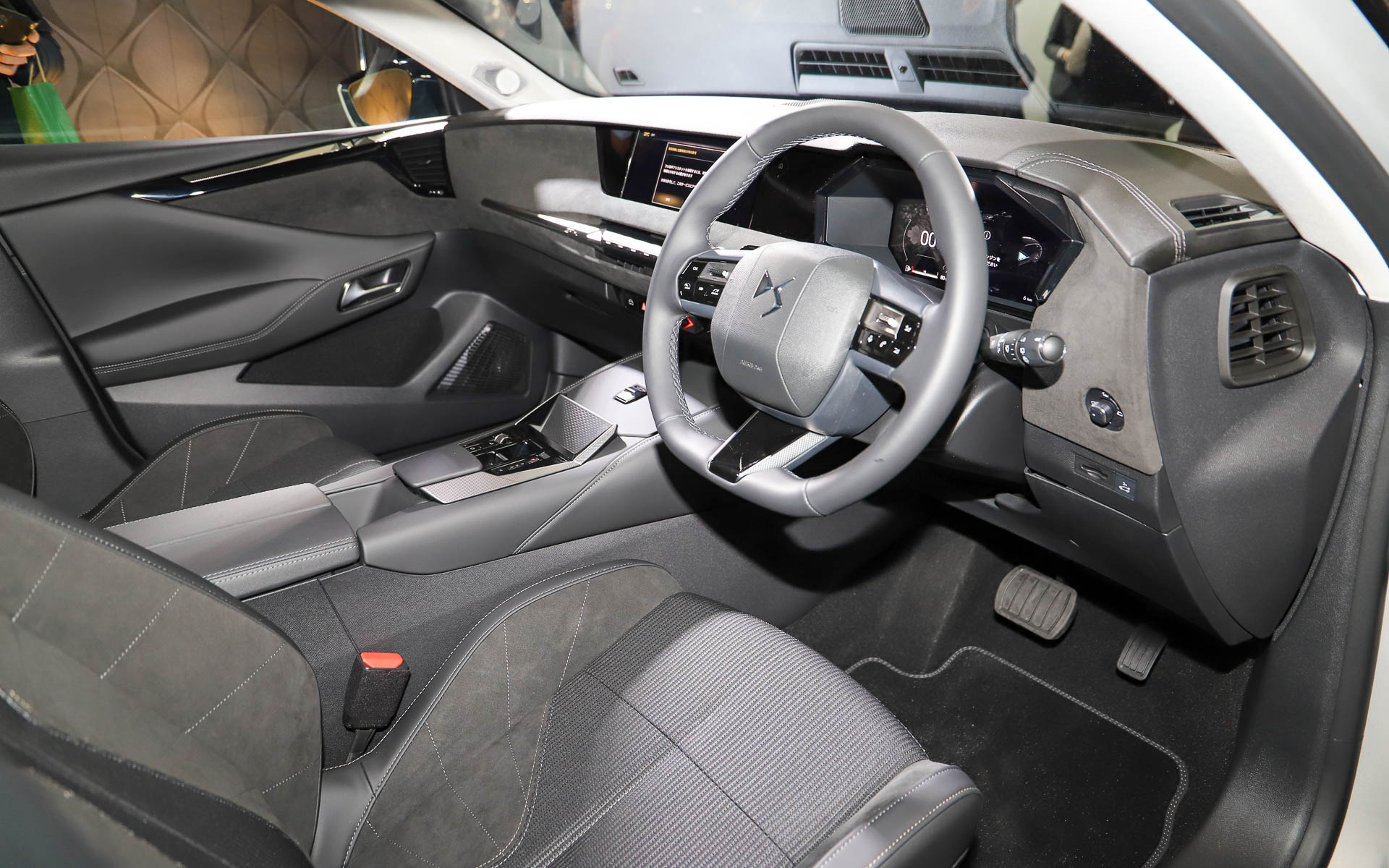 新型N°4のインテリア