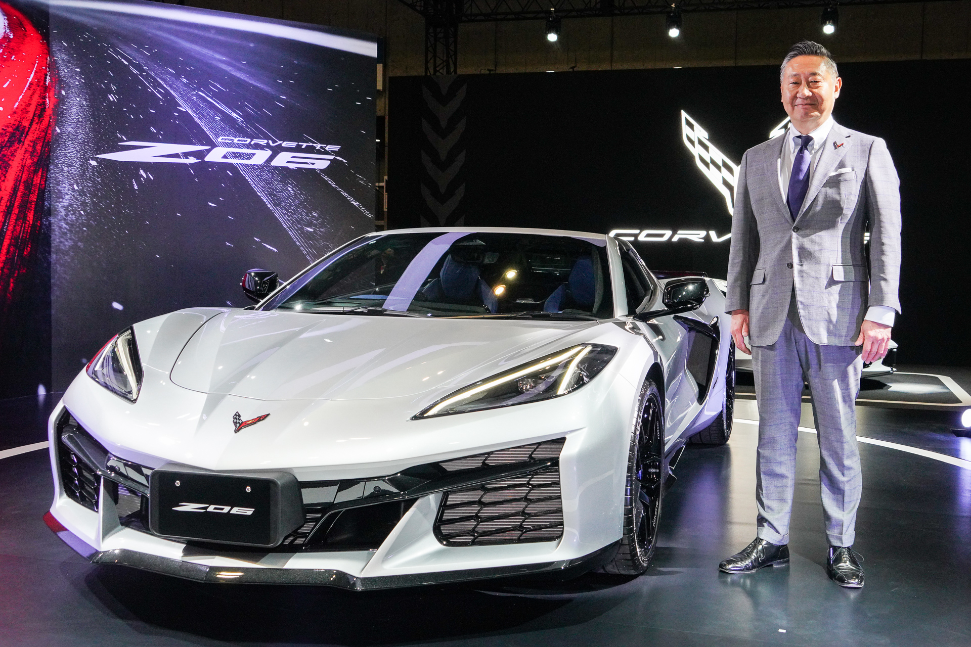 「コルベット Z06」初の特別仕様車「コルベット Z06 COUPE Santorini Edition」とゼネラルモーターズ・ジャパン株式会社 代表取締役社長 若松格氏