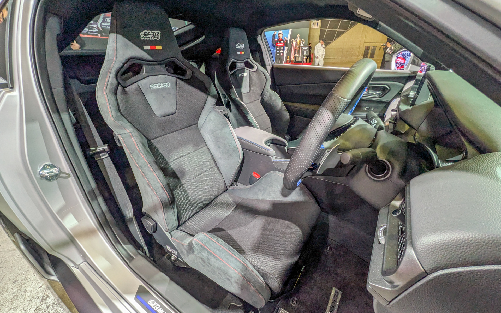 シートは無限のセミバケットシートを装着（SPEC.IIIには含まれない）