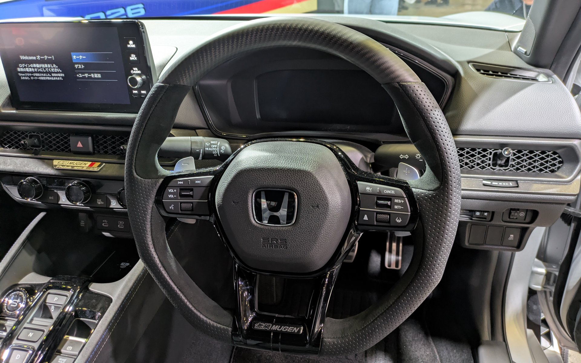 ステアリングはカーボン製のオリジナル。6時の位置に無限のロゴも入る（SPEC.IIIには含まれない）