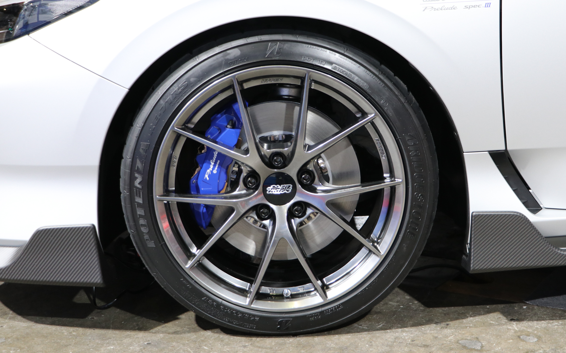 BBSと共同開発した19インチ鍛造アルミホイール「FR10」を装着。純正ホイールに対して1本あたり約4kgの軽量化を実現。カラーはダイヤモンドブラックを採用。価格は1本17万6000円（SPEC.IIIには含まれない）