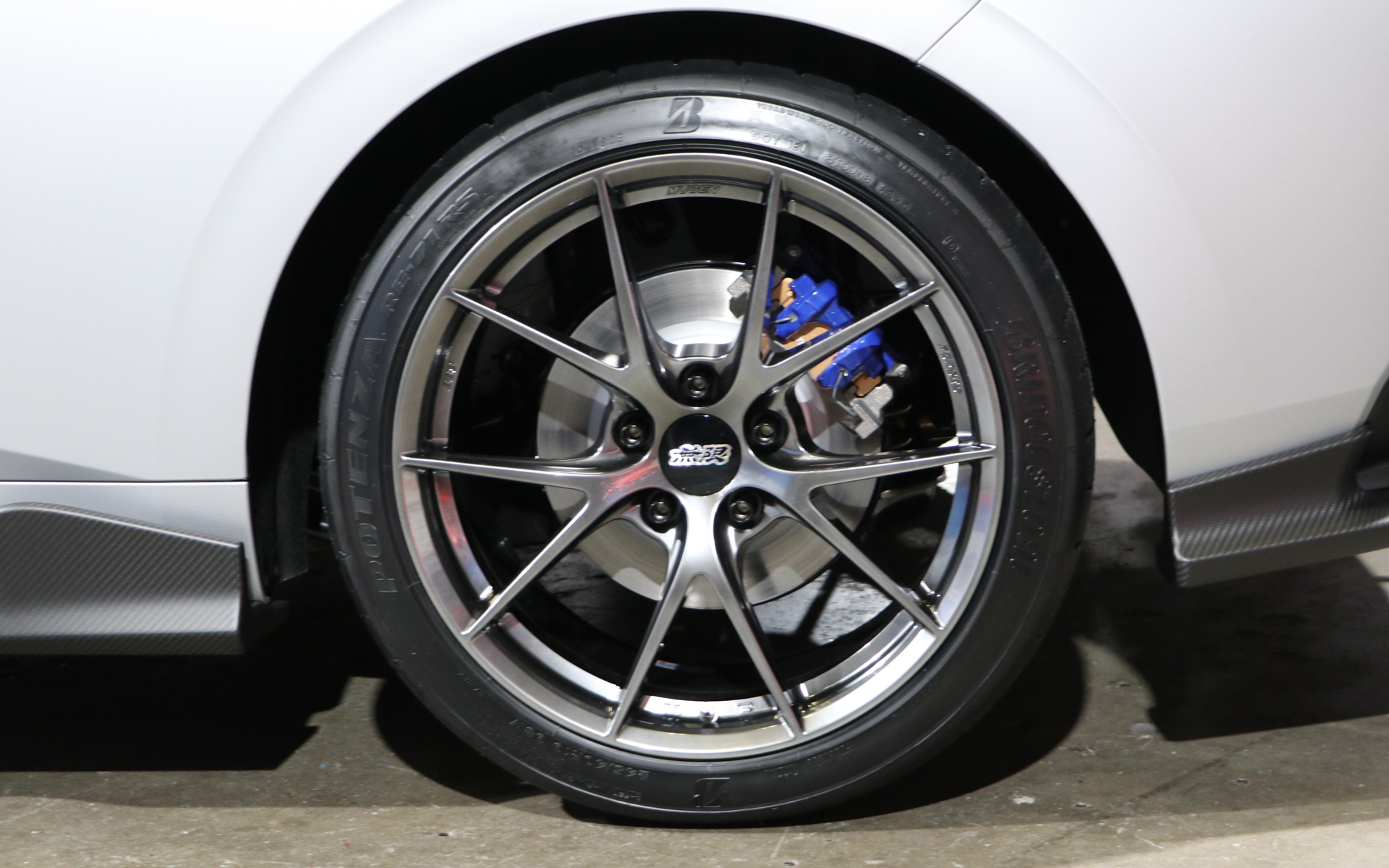 BBSと共同開発した19インチ鍛造アルミホイール「FR10」を装着。純正ホイールに対して1本あたり約4kgの軽量化を実現。カラーはダイヤモンドブラックを採用。価格は1本17万6000円（SPEC.IIIには含まれない）