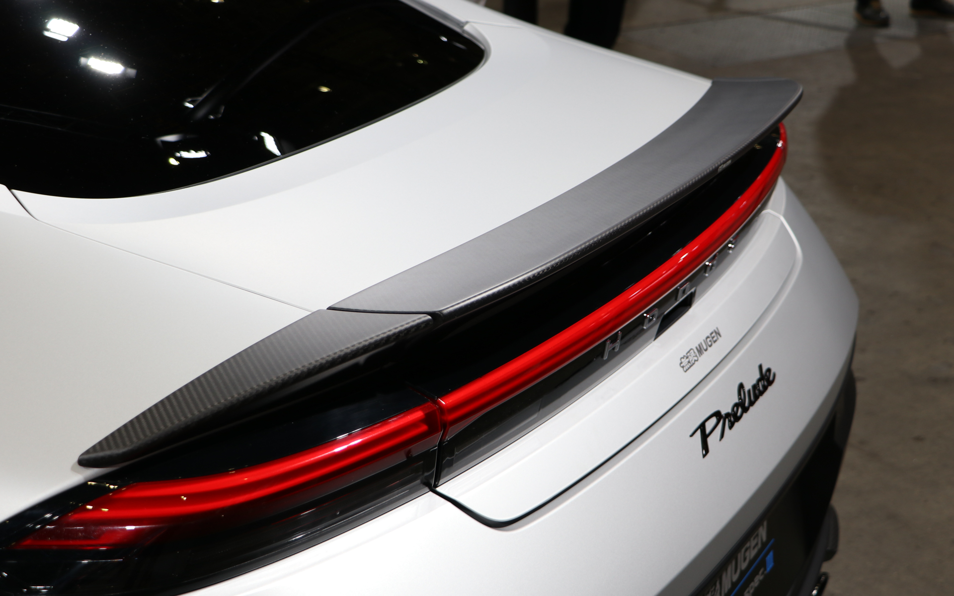 テールゲートスポイラー