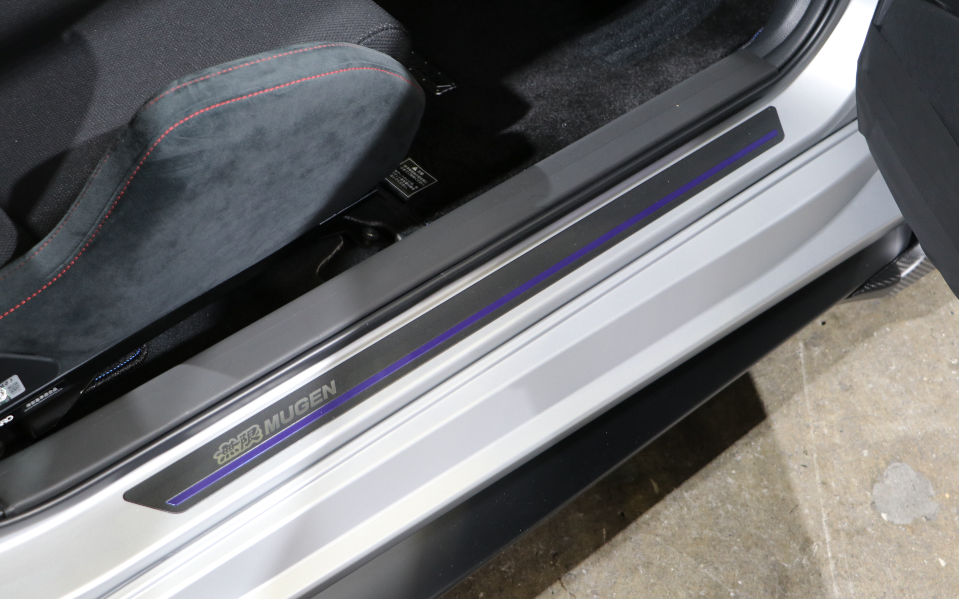 スカッフプレートも装着（SPEC.IIIには含まれない）