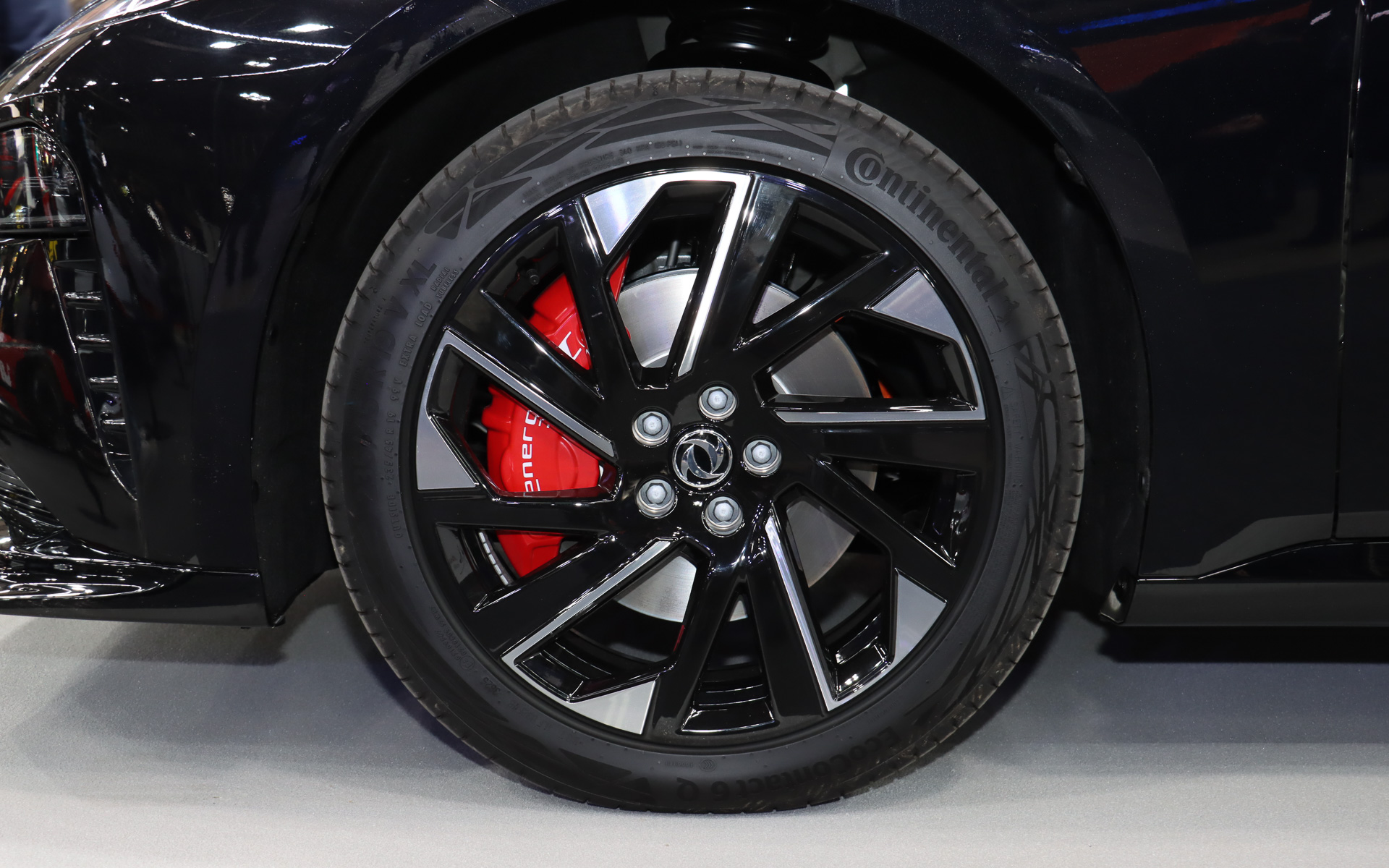 大パワーを受け止める大型ブレーキキャリパーを備える。タイヤサイズは235/45R19