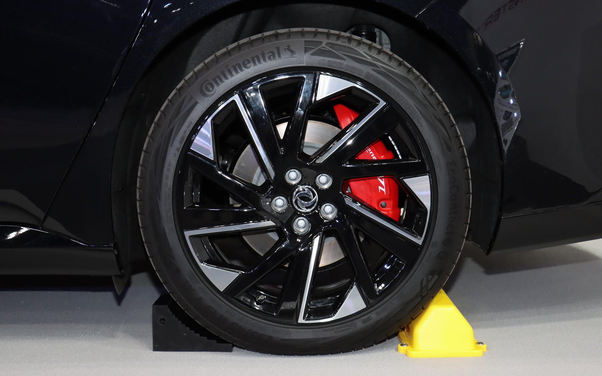 大パワーを受け止める大型ブレーキキャリパーを備える。タイヤサイズは235/45R19