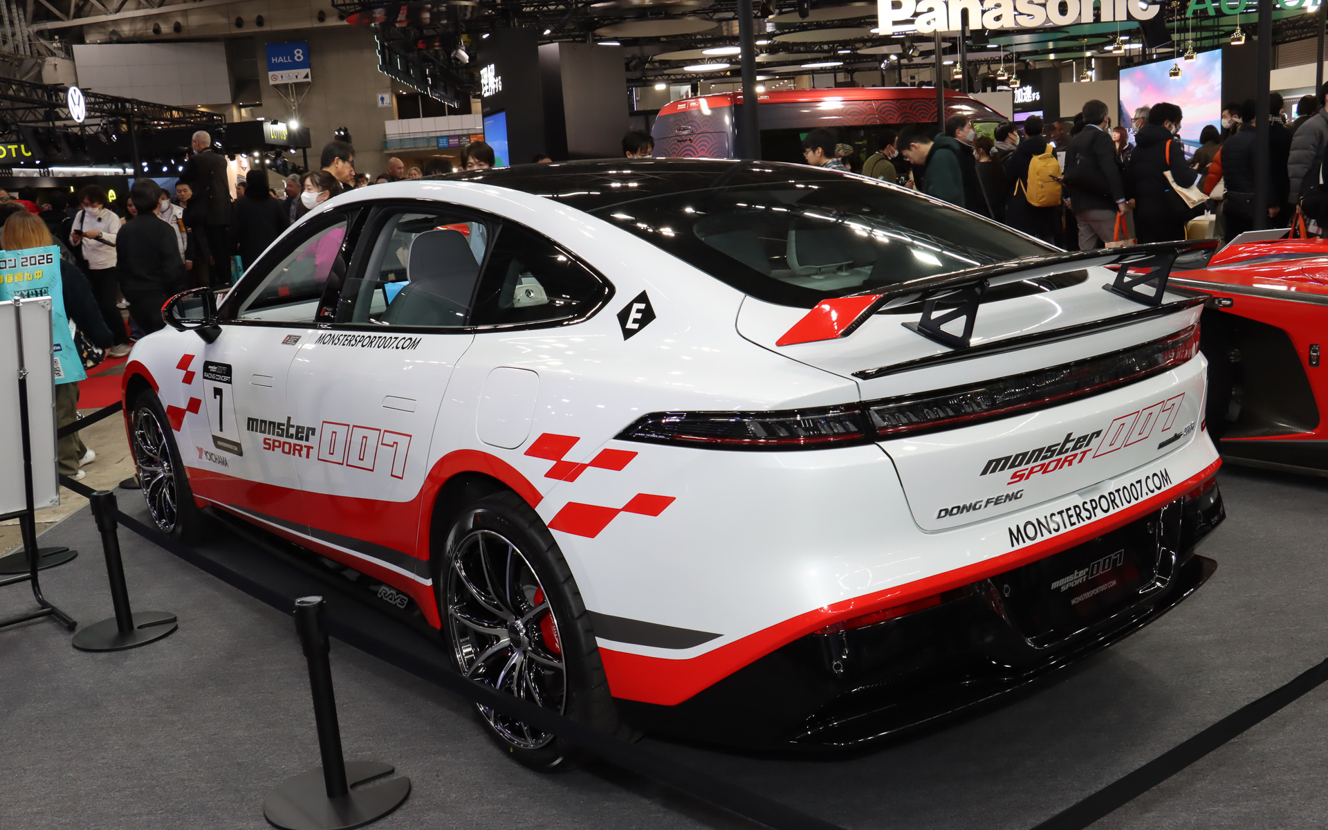 ボディに競技用車両を連想させるカラーリングが施されている