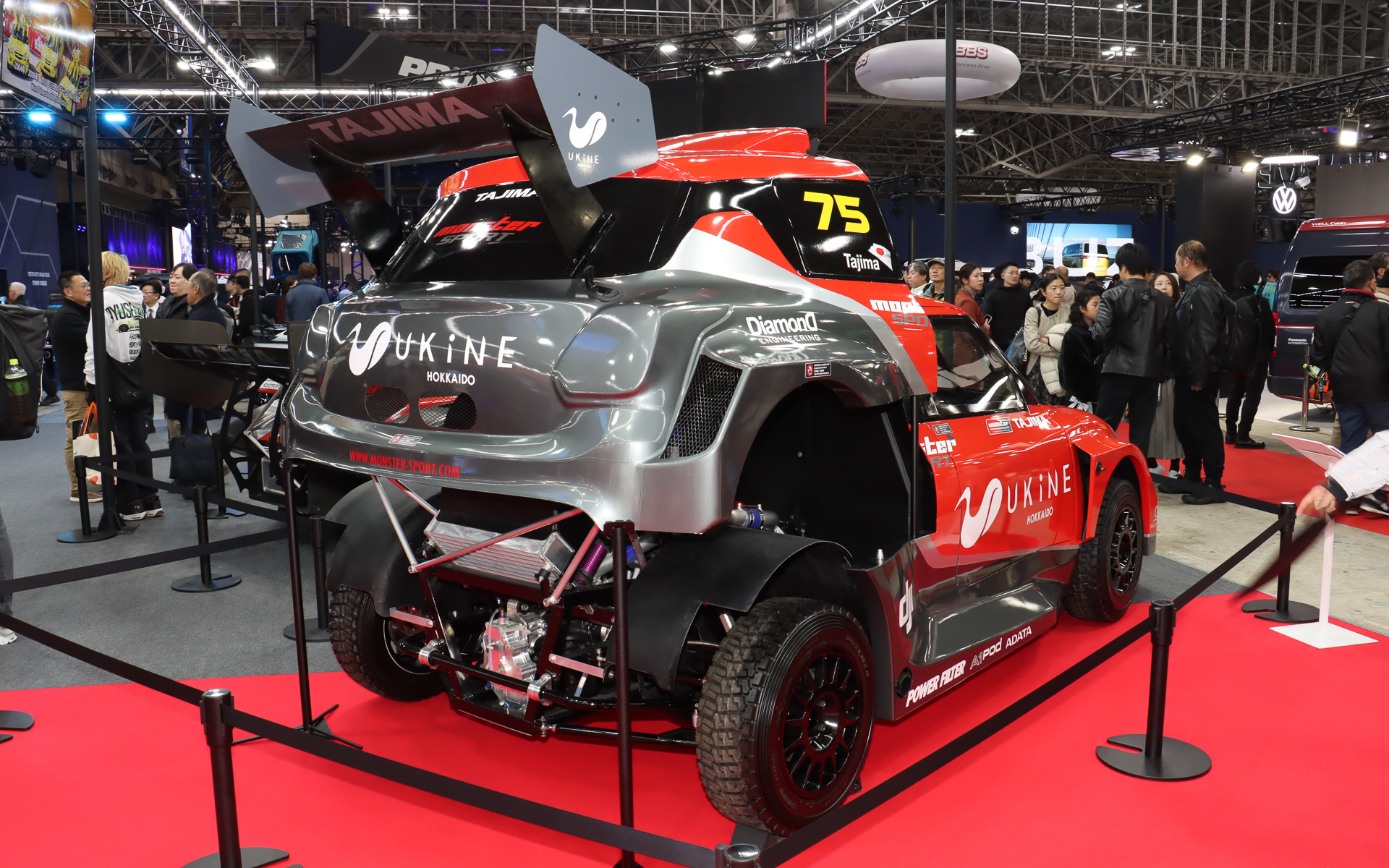 ZC33S型「スイフトスポーツ」をモチーフとしたカーボンファイバー製のカウルとスチールスペースフレームを組み合わせて車体を構成