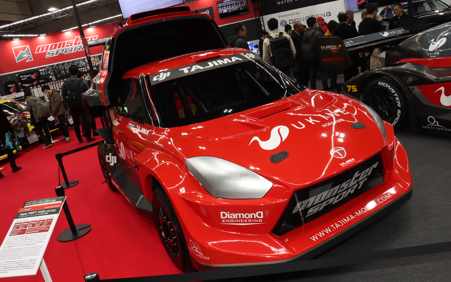 ZC33S型「スイフトスポーツ」をモチーフとしたカーボンファイバー製のカウルとスチールスペースフレームを組み合わせて車体を構成