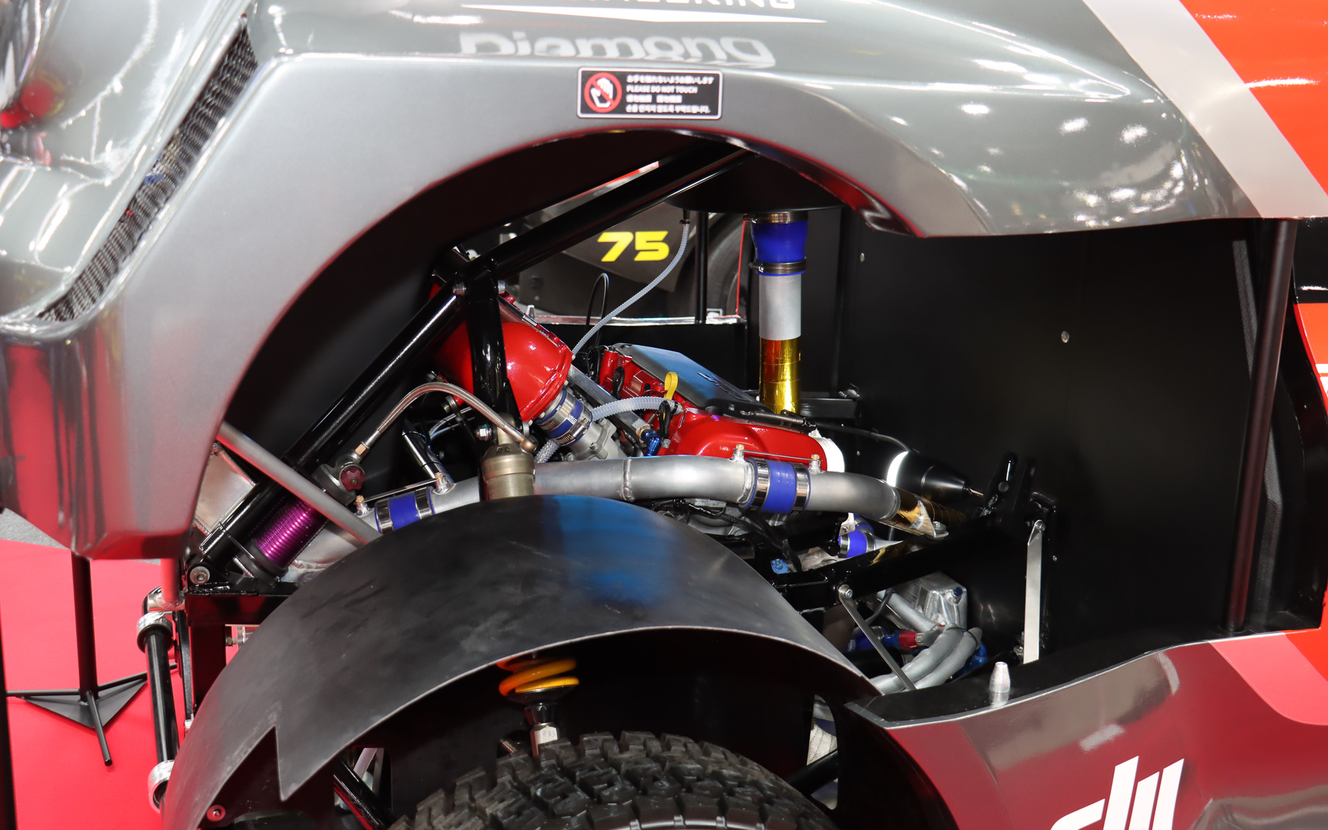 最高出力400PS/最大トルク500Nmを発生する1.9リッター直列4気筒エンジンを車体後方に搭載。駆動方式は4WDとなっている