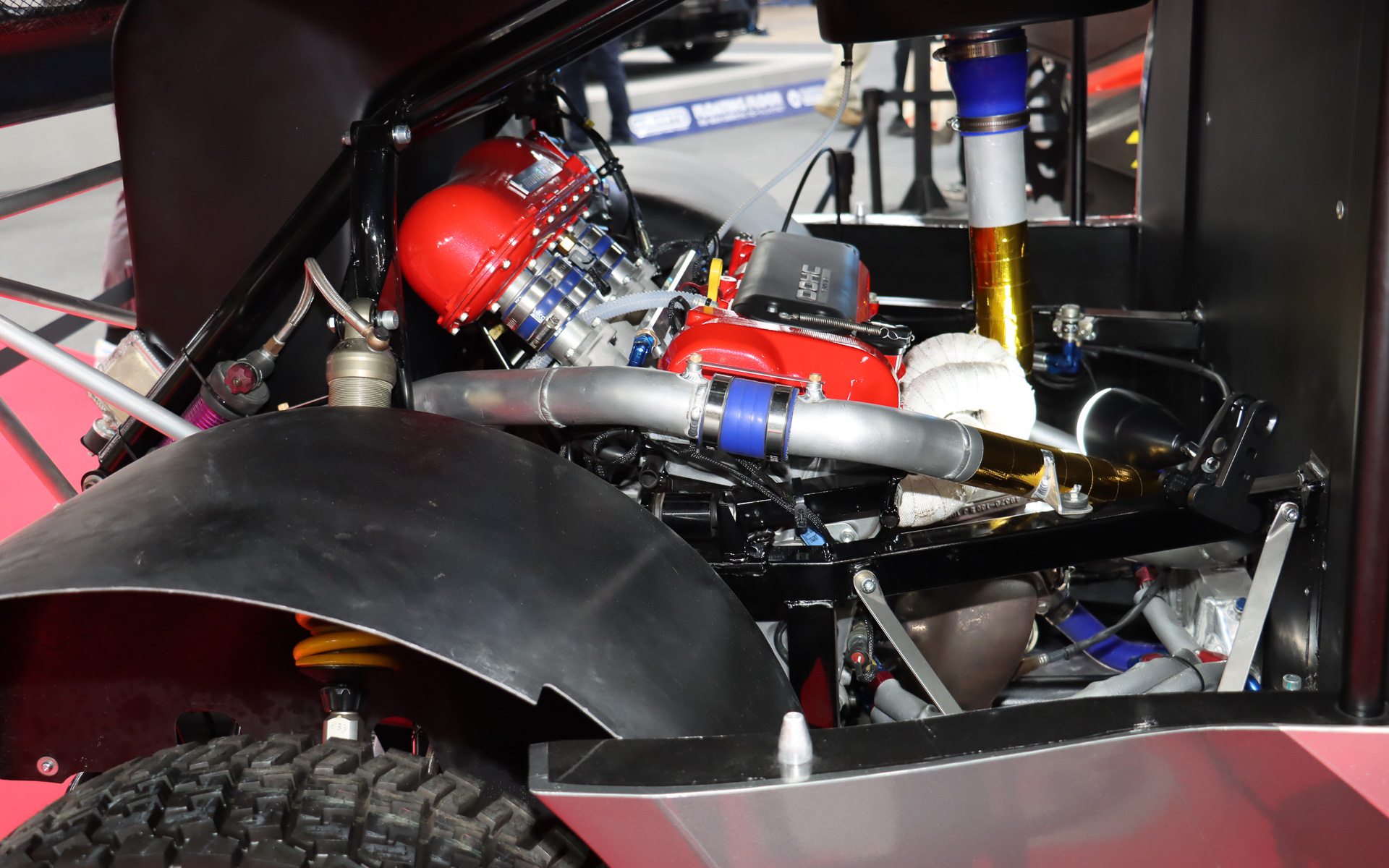 最高出力400PS/最大トルク500Nmを発生する1.9リッター直列4気筒エンジンを車体後方に搭載。駆動方式は4WDとなっている