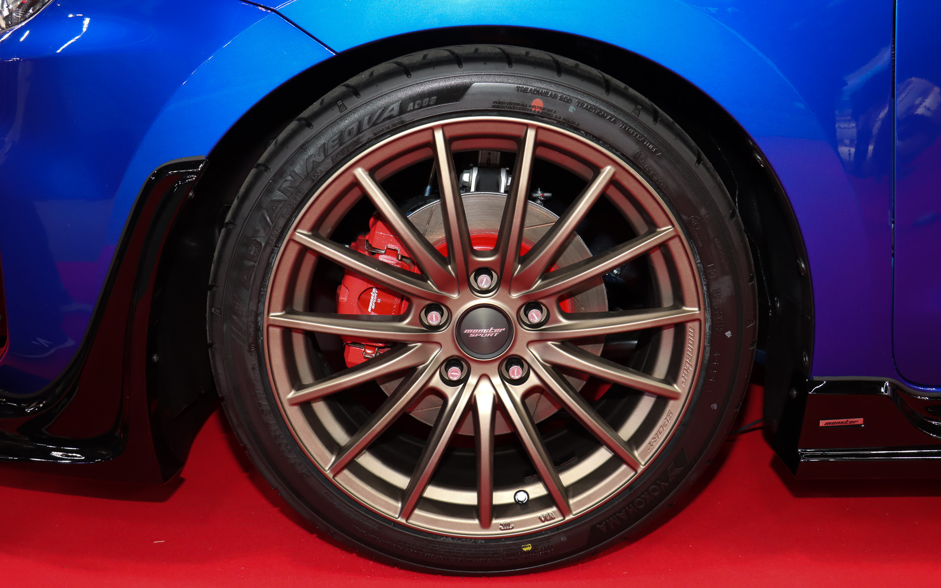 新規開発された「VX15S ブロンズ」ホイール（17×7.5J ＋48）と「オーリンズ車高調整キット モンスタースペシャル」