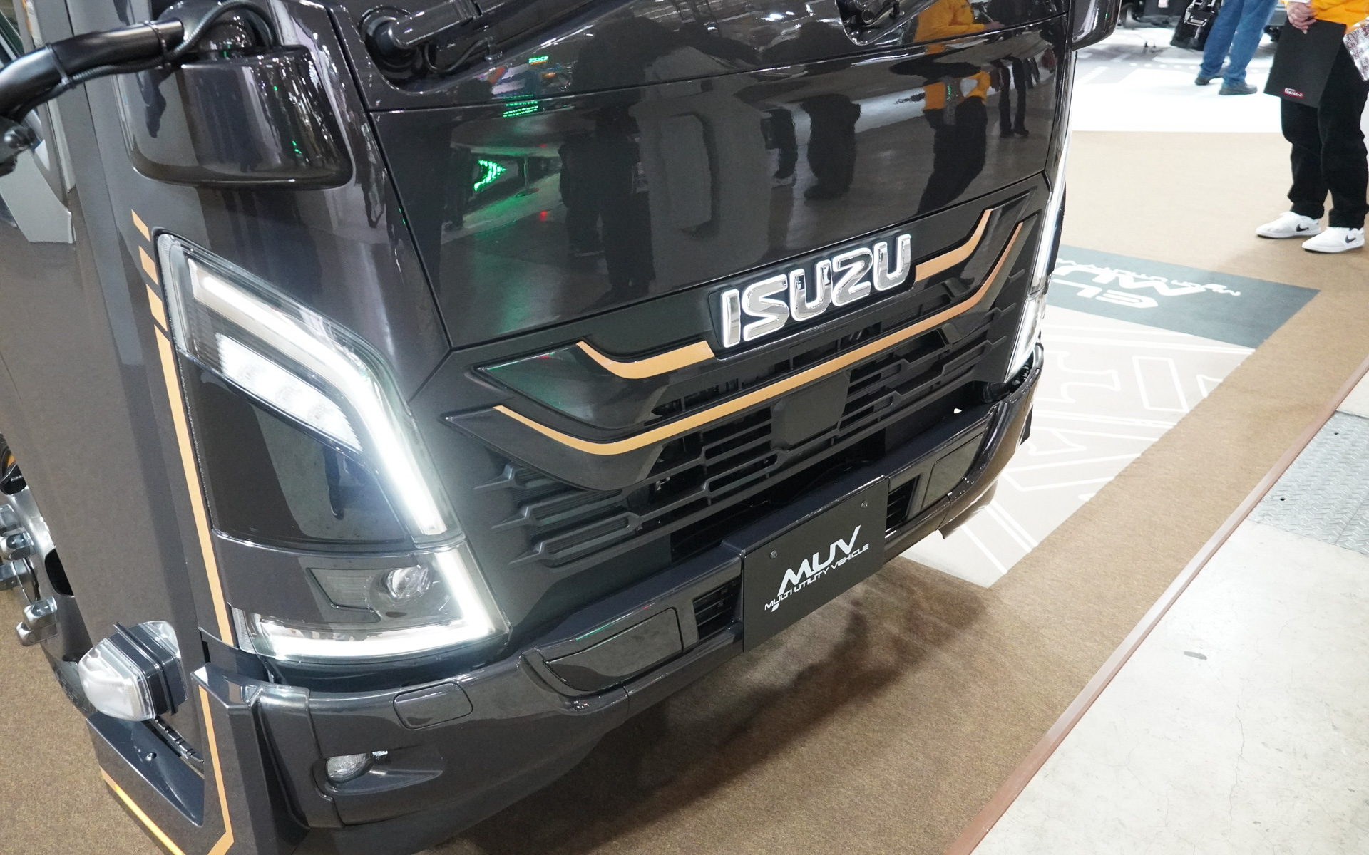 ISUZUのロゴが光るなどの加工がしてある