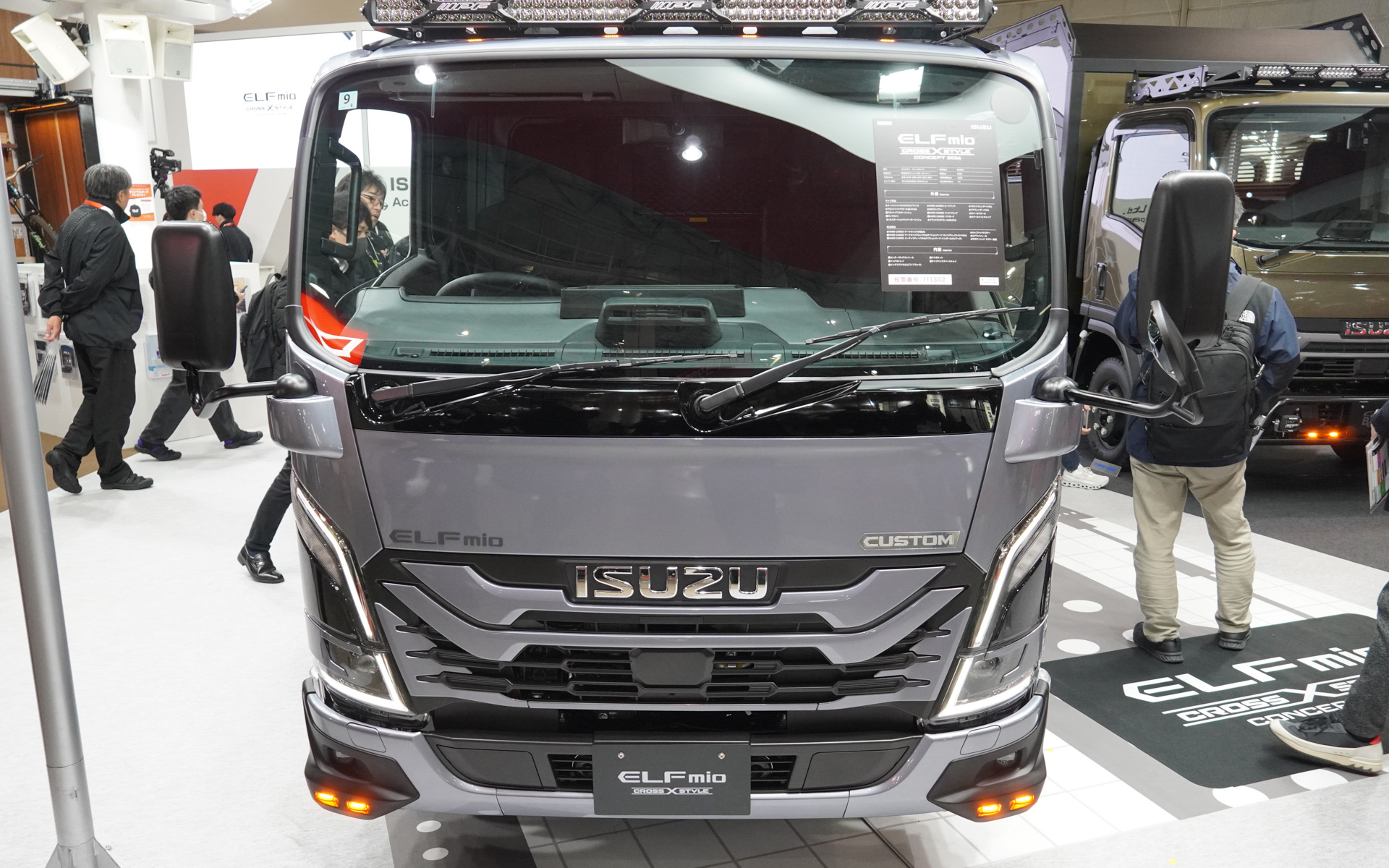 グリルやライト、その下などにカスタムパーツがある