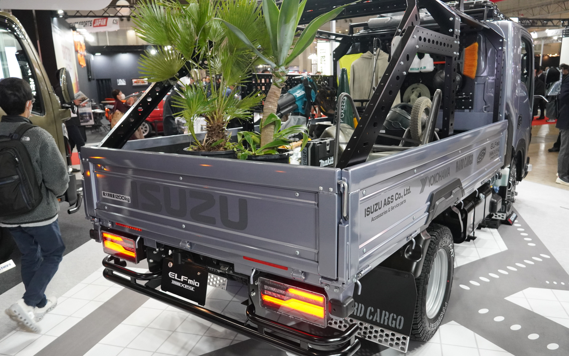 造園業をイメージして植木を積んでいる