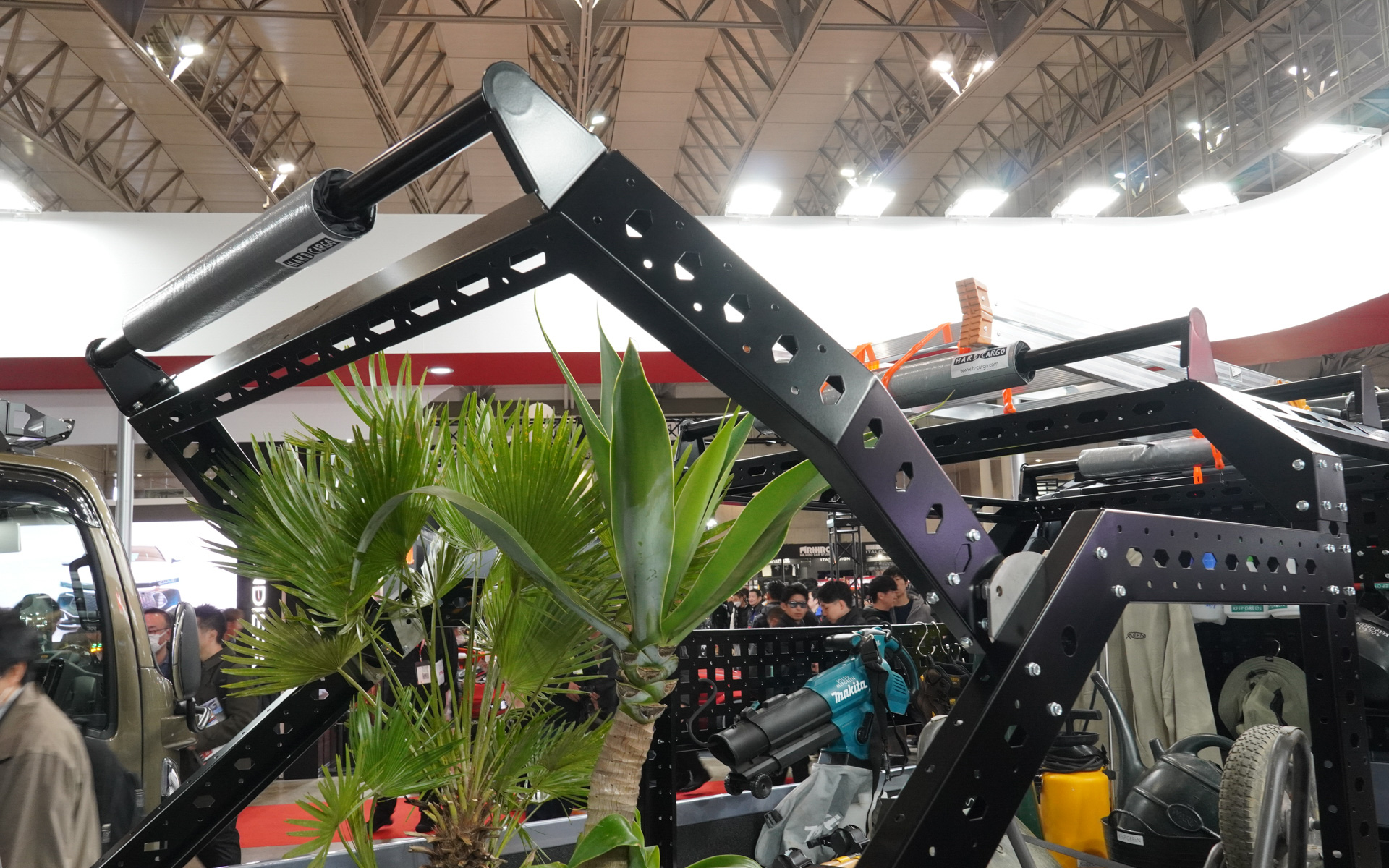 キャリアを後ろに倒すと、長尺物の積載に対応する