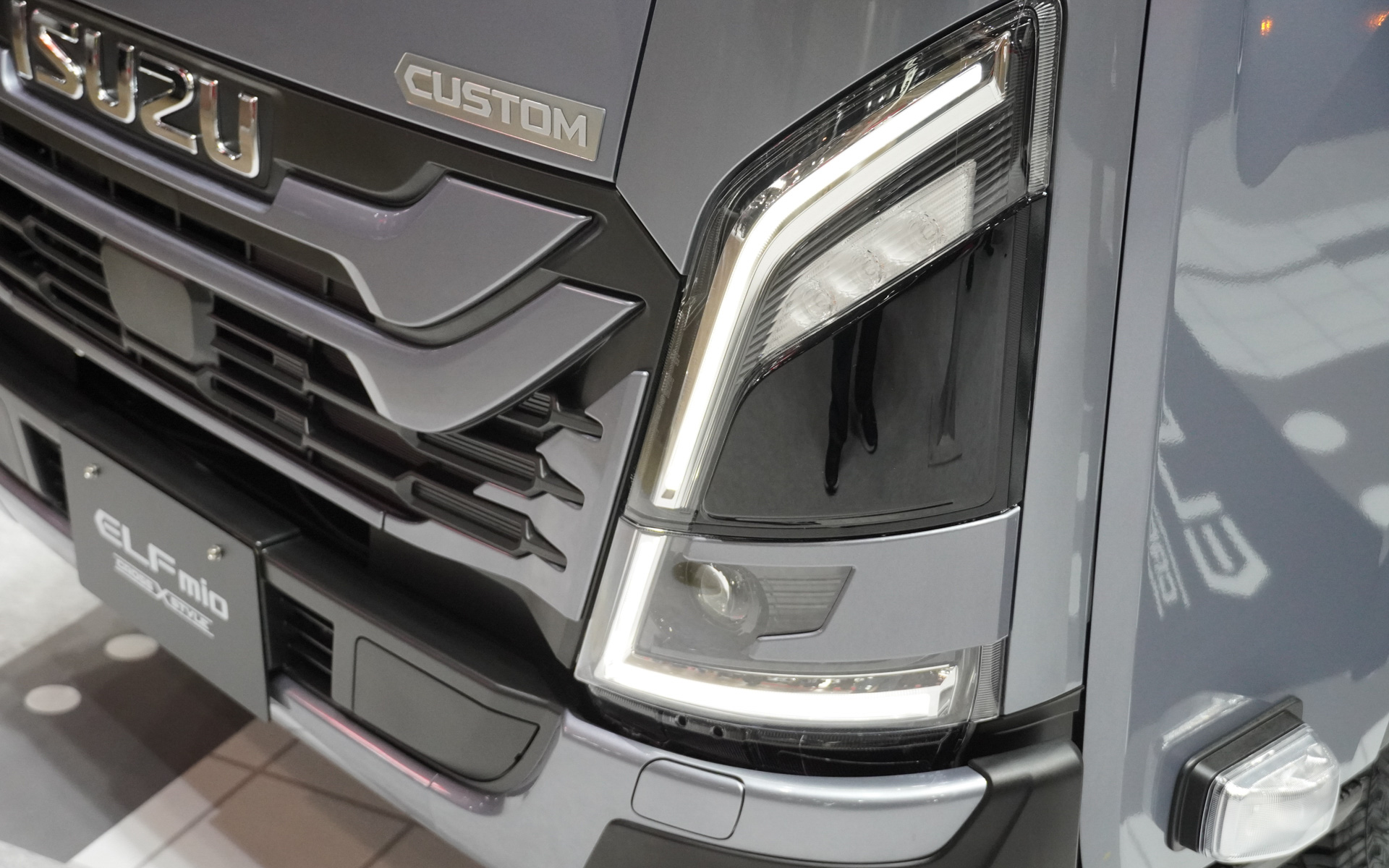 ヘッドライトまわりにはカバーが装着してある