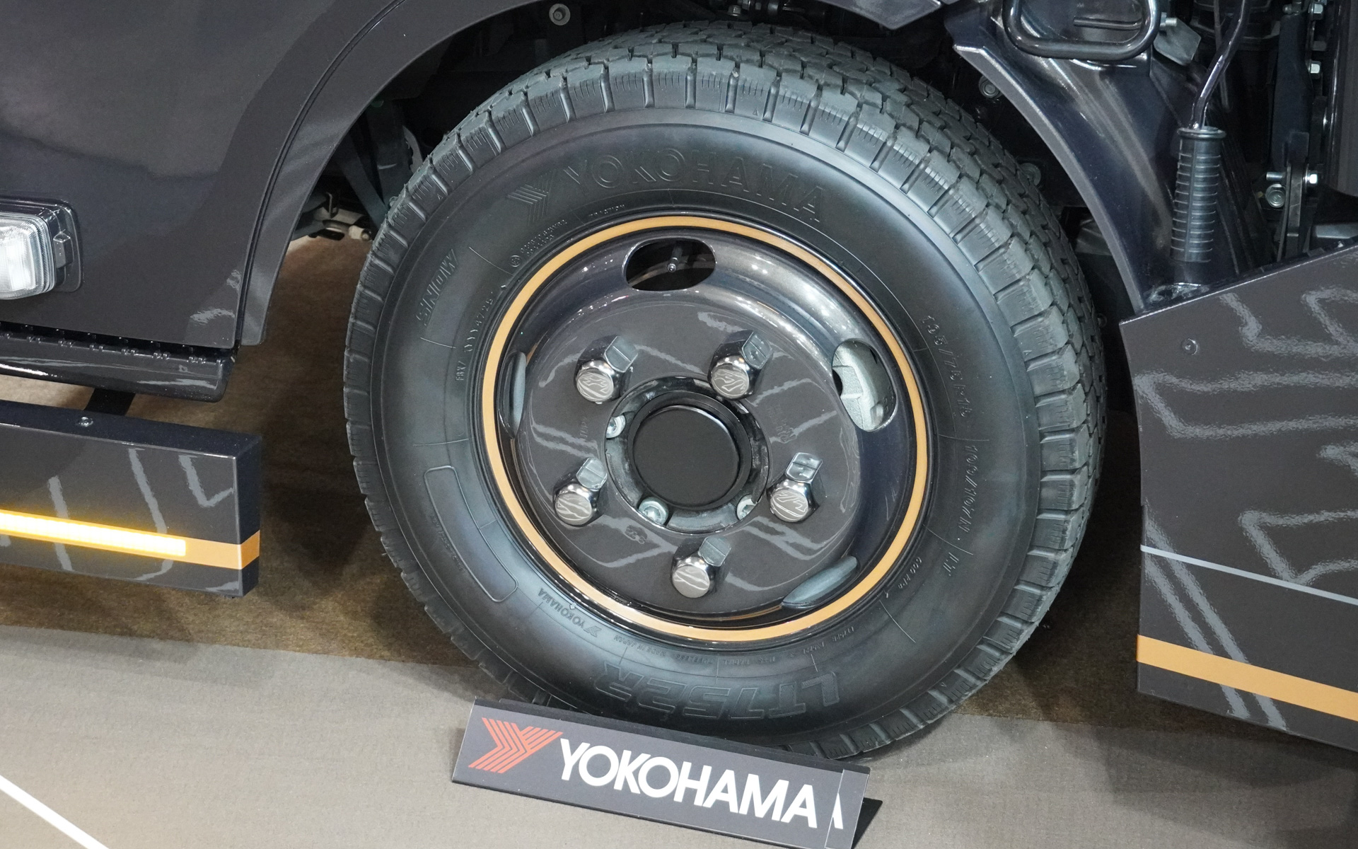 「GeoRoam」のタイヤは横浜ゴムの小型トラック用オールシーズンタイヤを履く