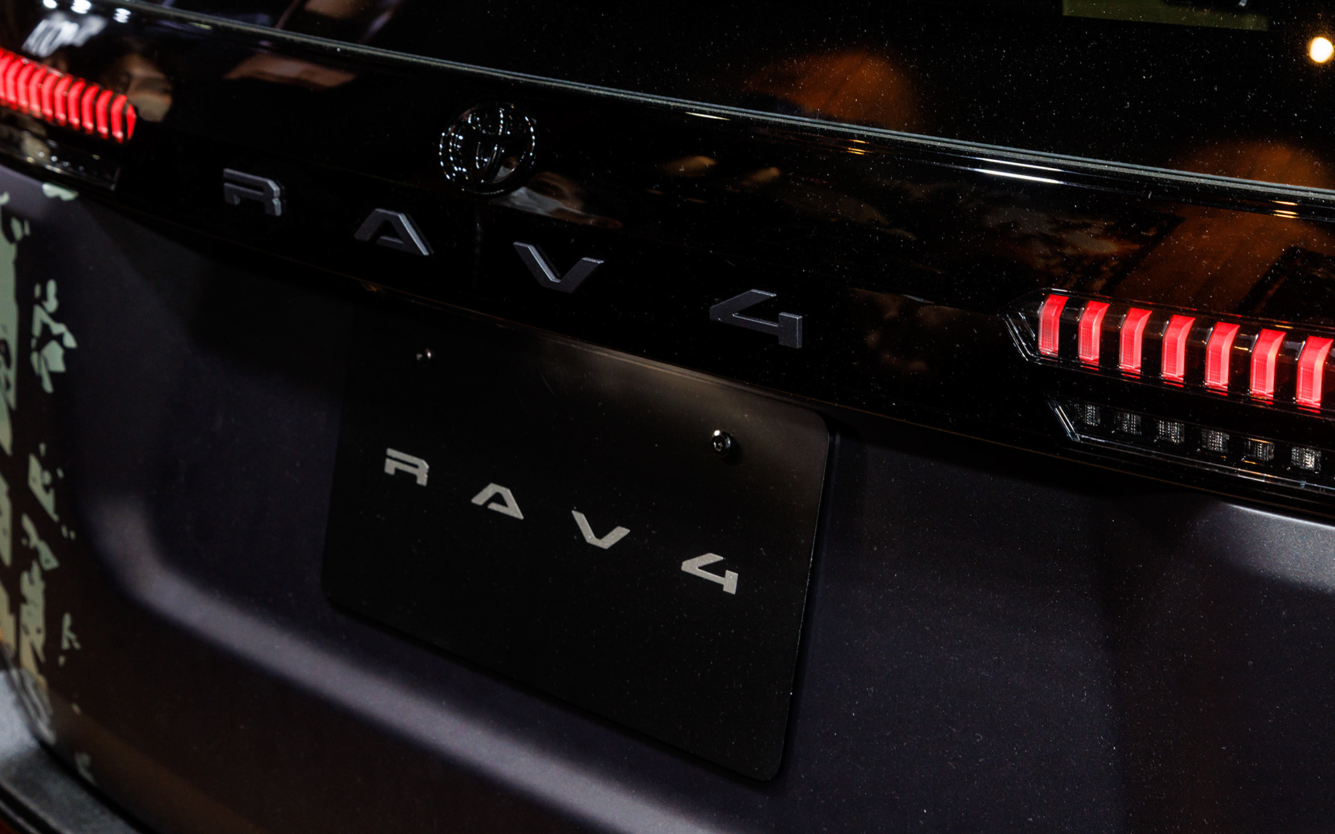 リアのバッヂ類はダークカラーに変更