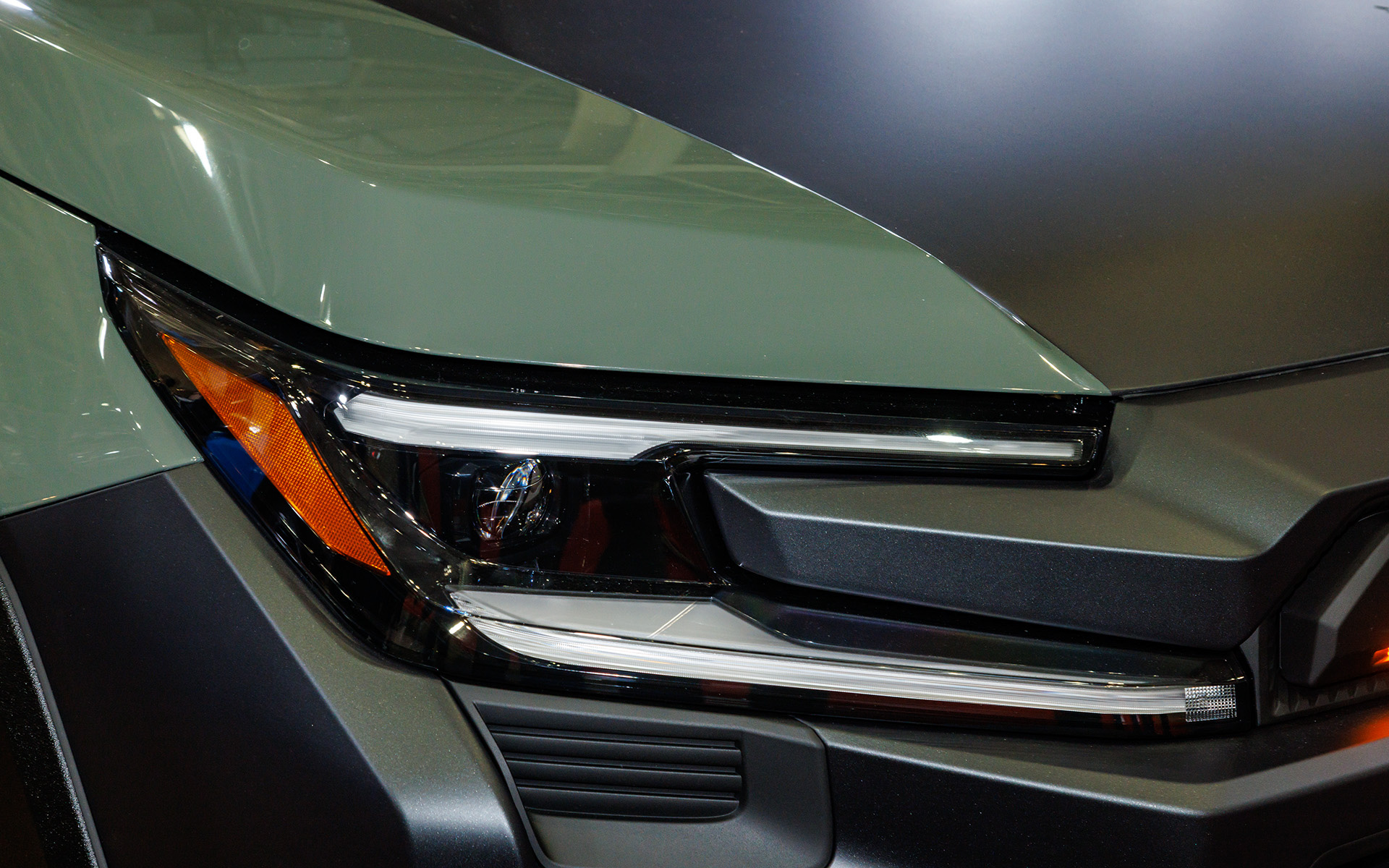 Zグレード向けのLEDヘッドランプに海外仕様のオレンジ色リフレクターを組み合わせた