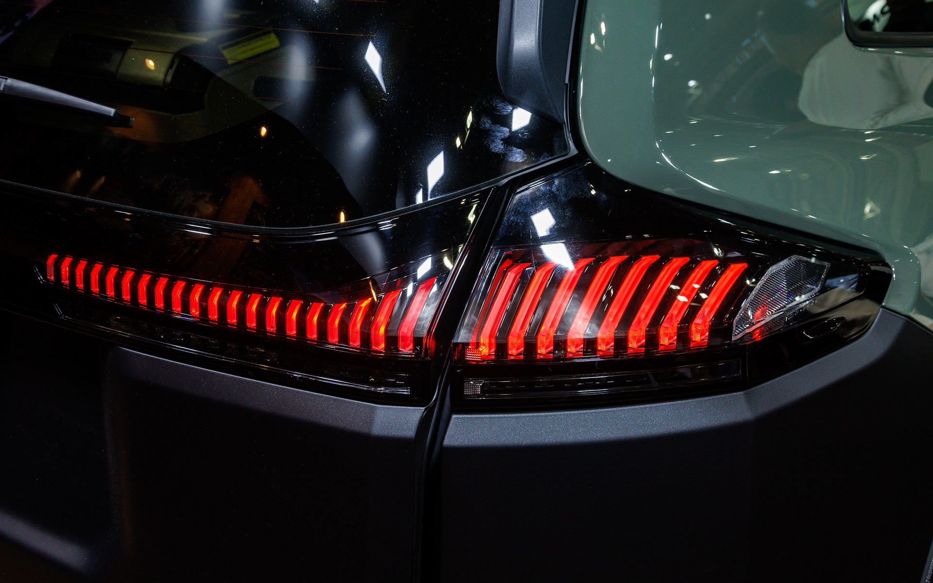 リアコンビランプは点灯部がクリアカラーのタイプ