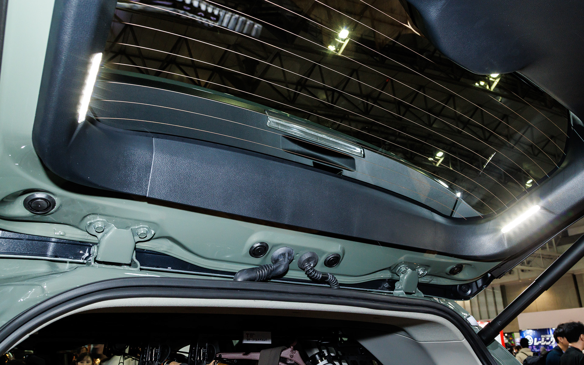 ラゲッジ用のランプは海外モデルに設定されているもの。光源が左右にあるので手元に影ができにくいスグレモノ