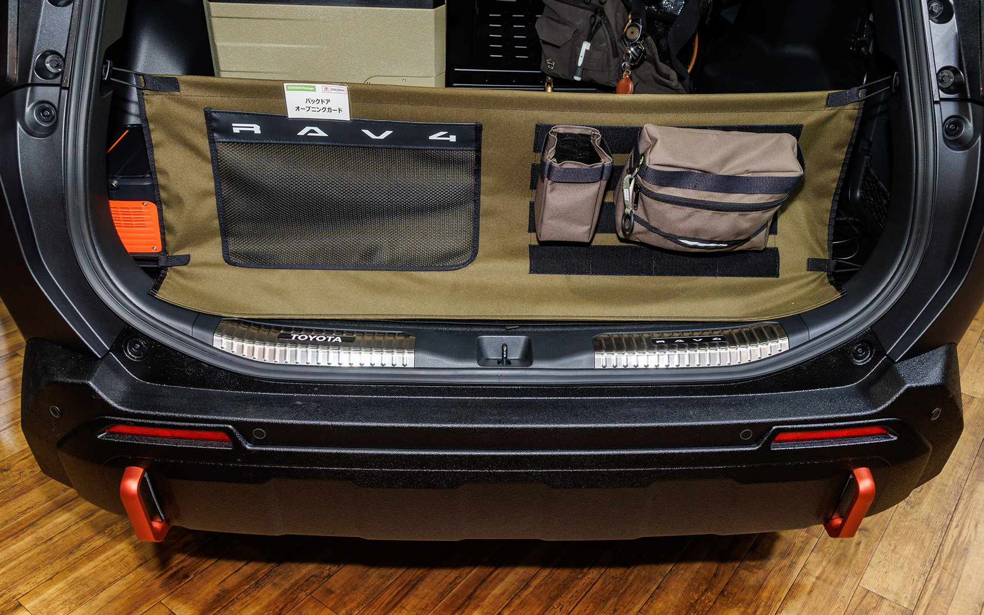 ラゲッジのアルミプレートも海外向け。バンパー部のハンドル状のものは飾りではなく牽引フックとしても利用できる強度を持つ