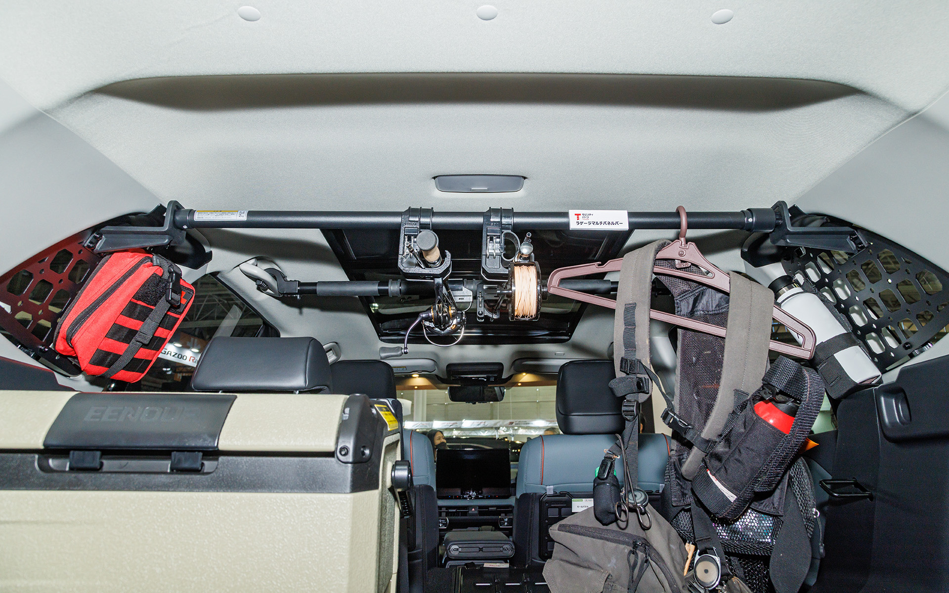 ロッドなどの長尺物の収納に便利なラゲージマルチパネルバーを装着