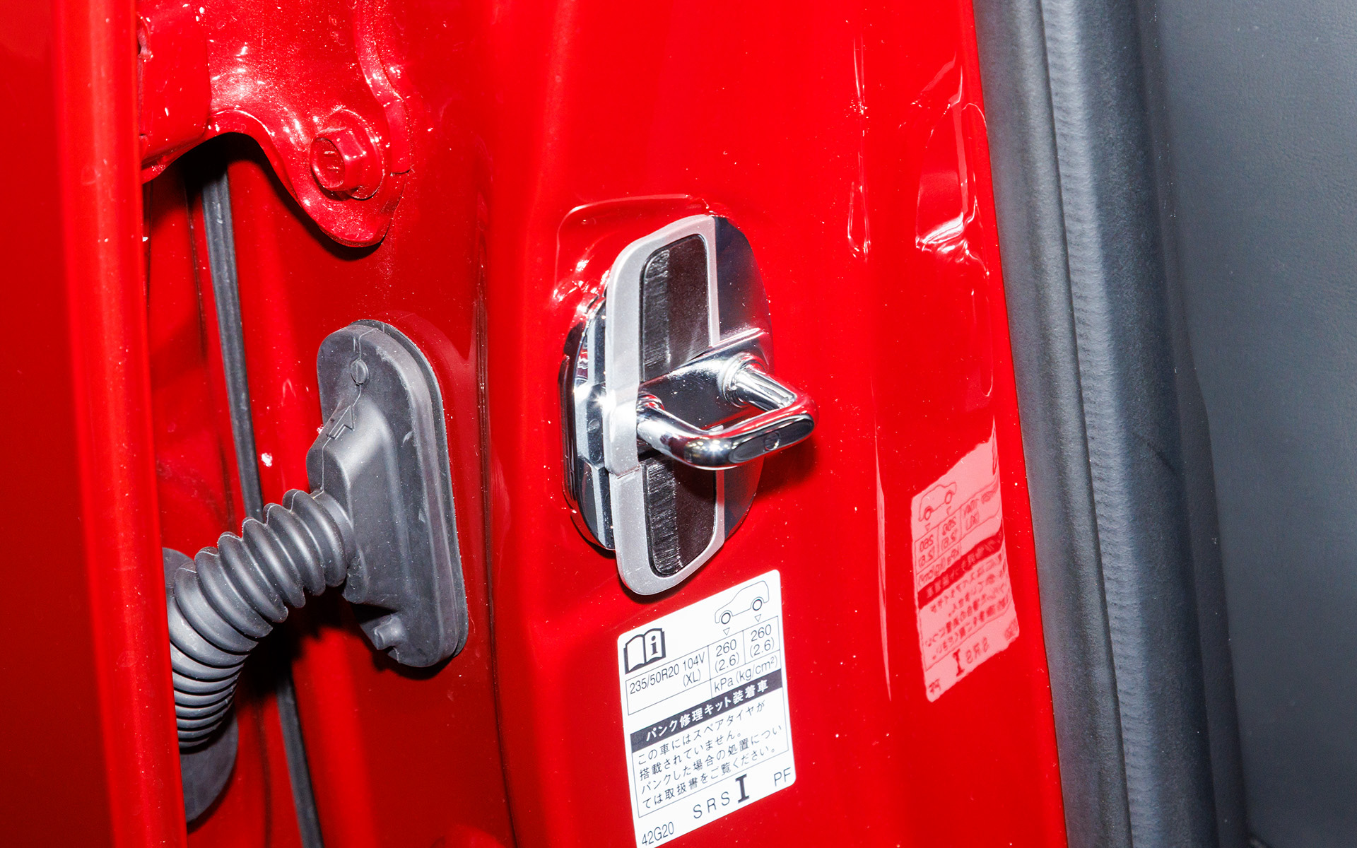 ドアのストライカー部に装着することで剛性感をアップさせるアイテム