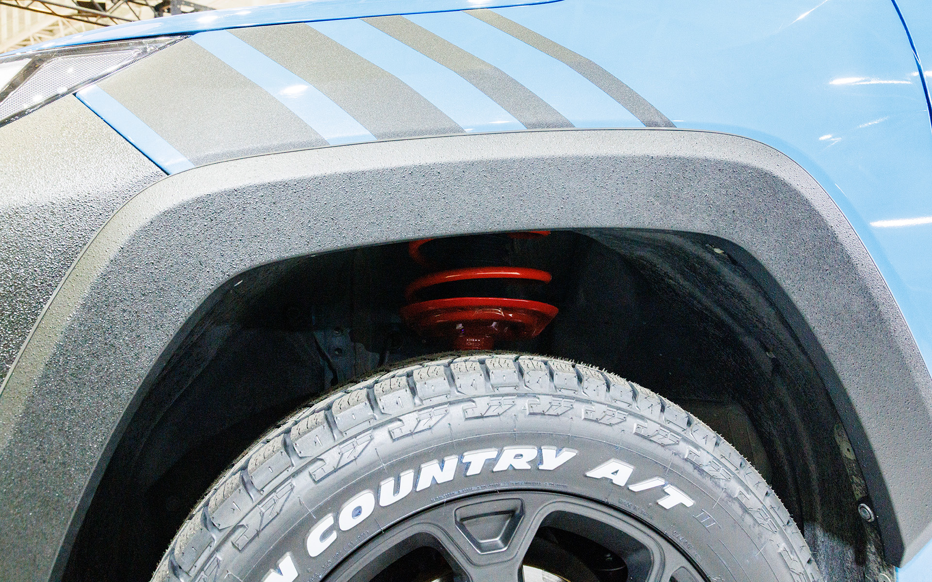 車高を50mmアップさせることが可能なスプリング＆ショックアブソーバー