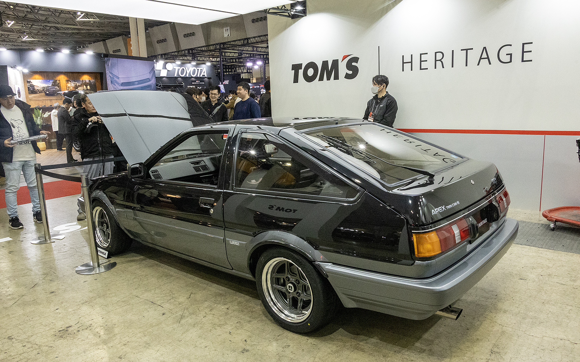 展示車のAE86レビンは3ドア。当時レースは3ドア、ラリーやダートトライアルは2ドアという選ばれ方が一般的だったので、トムスが3ドアを選択するのは当時を知る人にとっても納得のもの
