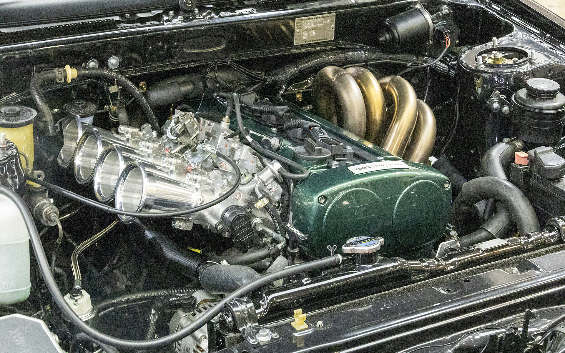 エンジンはAE111用の5バルブ4A-Gを縦置きに搭載。点火装置はデスビからダイレクトイグニッションに変更