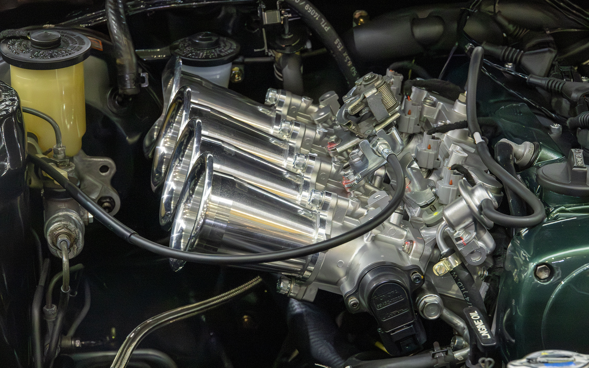 4連スロットルは標準装備だが、吸入空気量測定はエアフロメーターで行なっていたので、純正ECUではこのようなファンネル仕様は成立しない。そこでECUも変更している