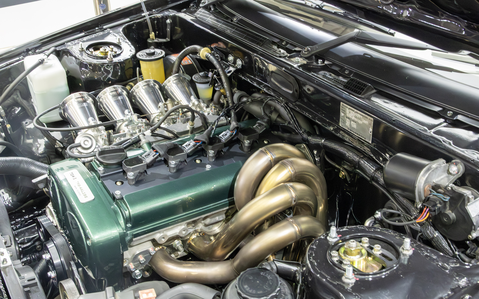 スロットルまわりだけでなくEXマニの形状も独特