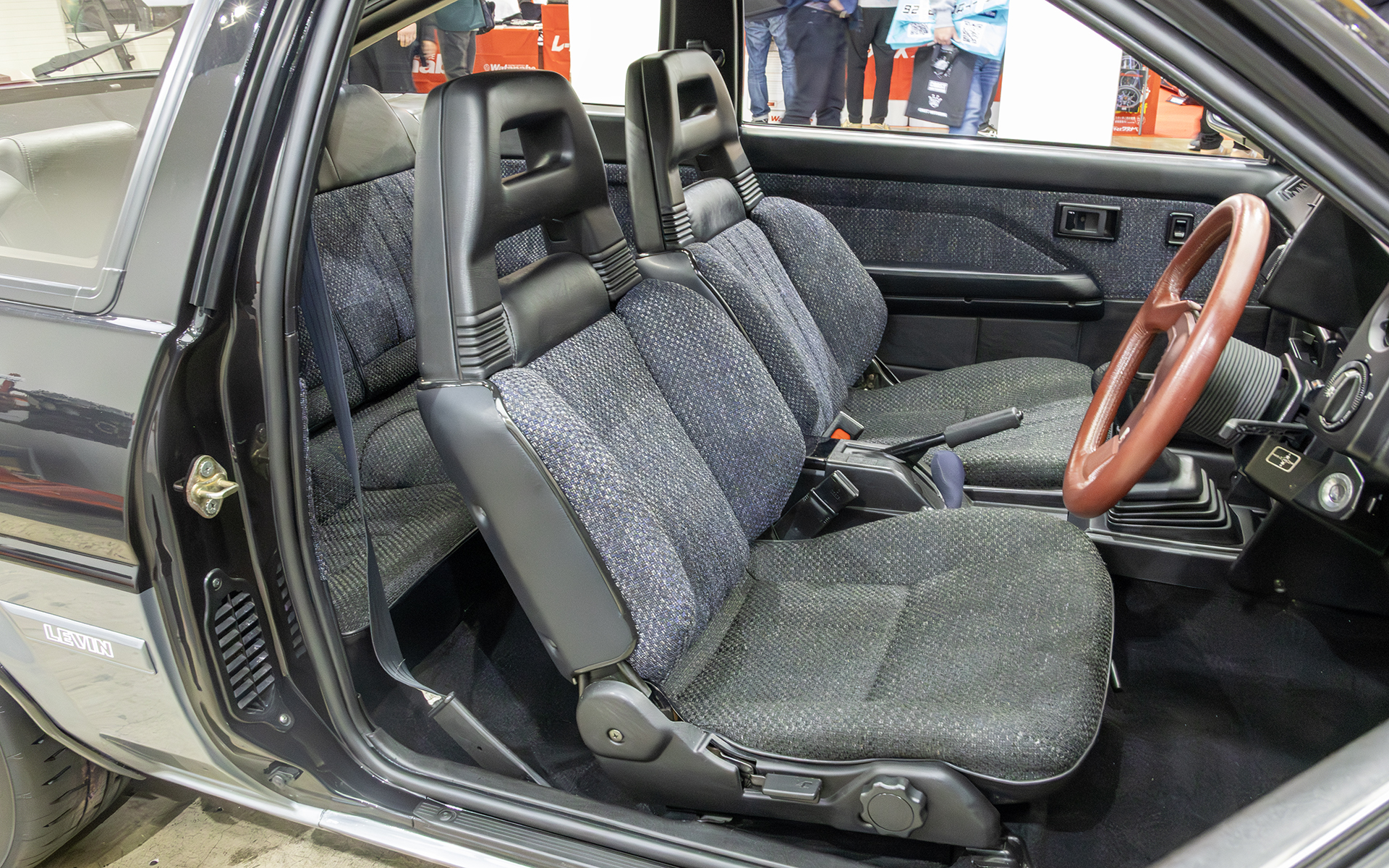 シートは現代の素材を使って張り替えを行なっている。質感は向上し、色も変更されている。なにより室内に旧車独特のにおいがない