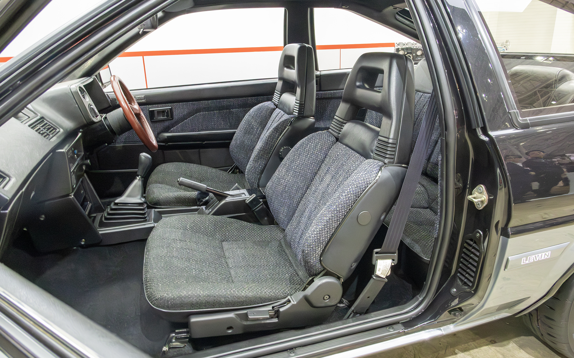 シートを交換するのは簡単だが、オリジナルのシートを生かすことに価値がある。街乗り＋αであれば、ノーマルシートのサポートでも十分スポーティに走れるという