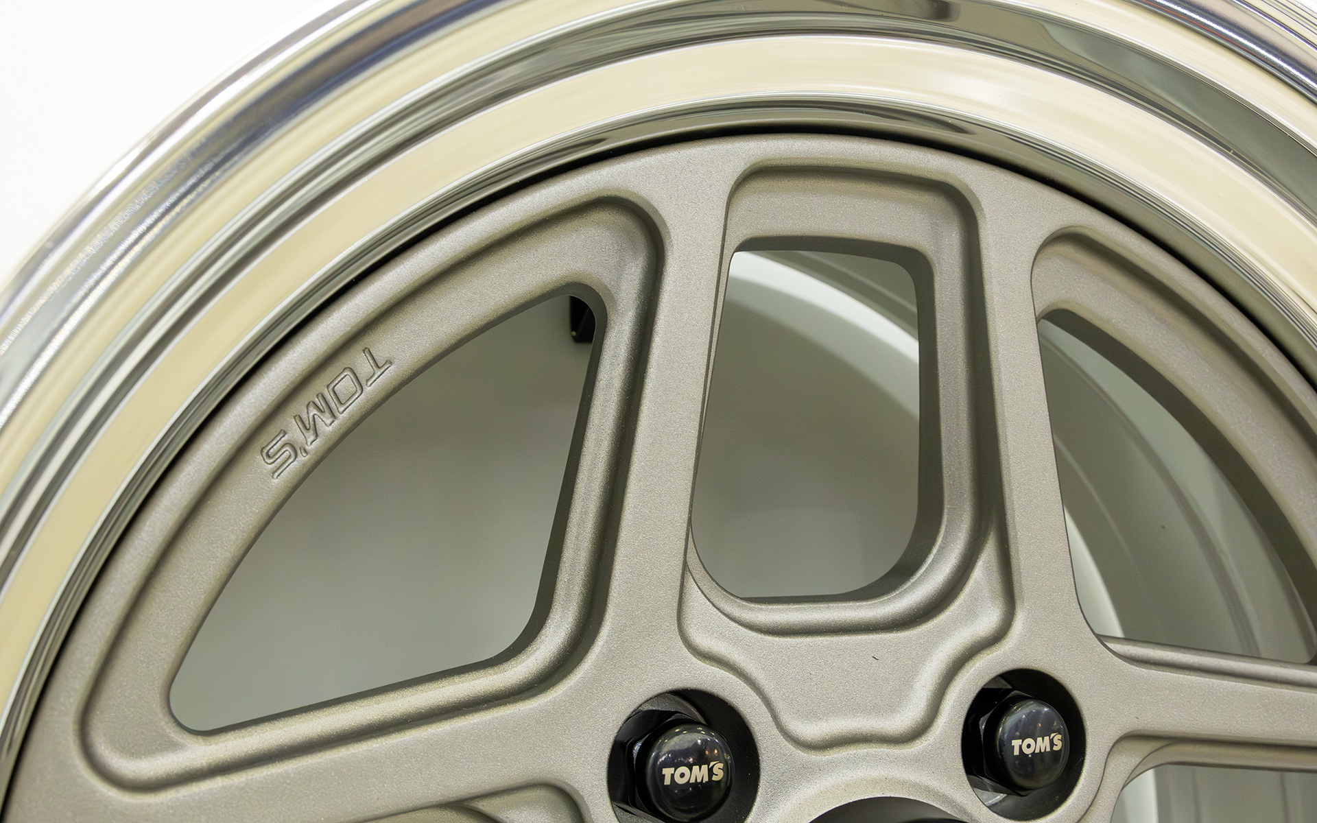 2ピースにしたことでディスク系が小さくなり、それに伴いスポークも短くなった。そこで正面のスポーク形状を若干細くすることで、視覚的な調整を入れている