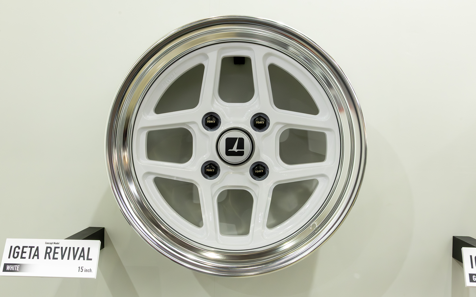 イゲタホイール・リバイバルは7.5J×15の展開でカラーは2色。こちらはホワイト