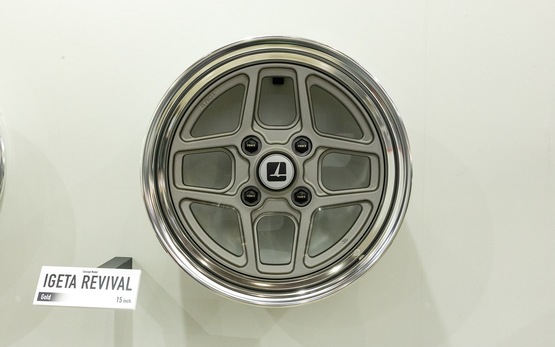 こちらはゴールド。展示車に装着してるのはこちら