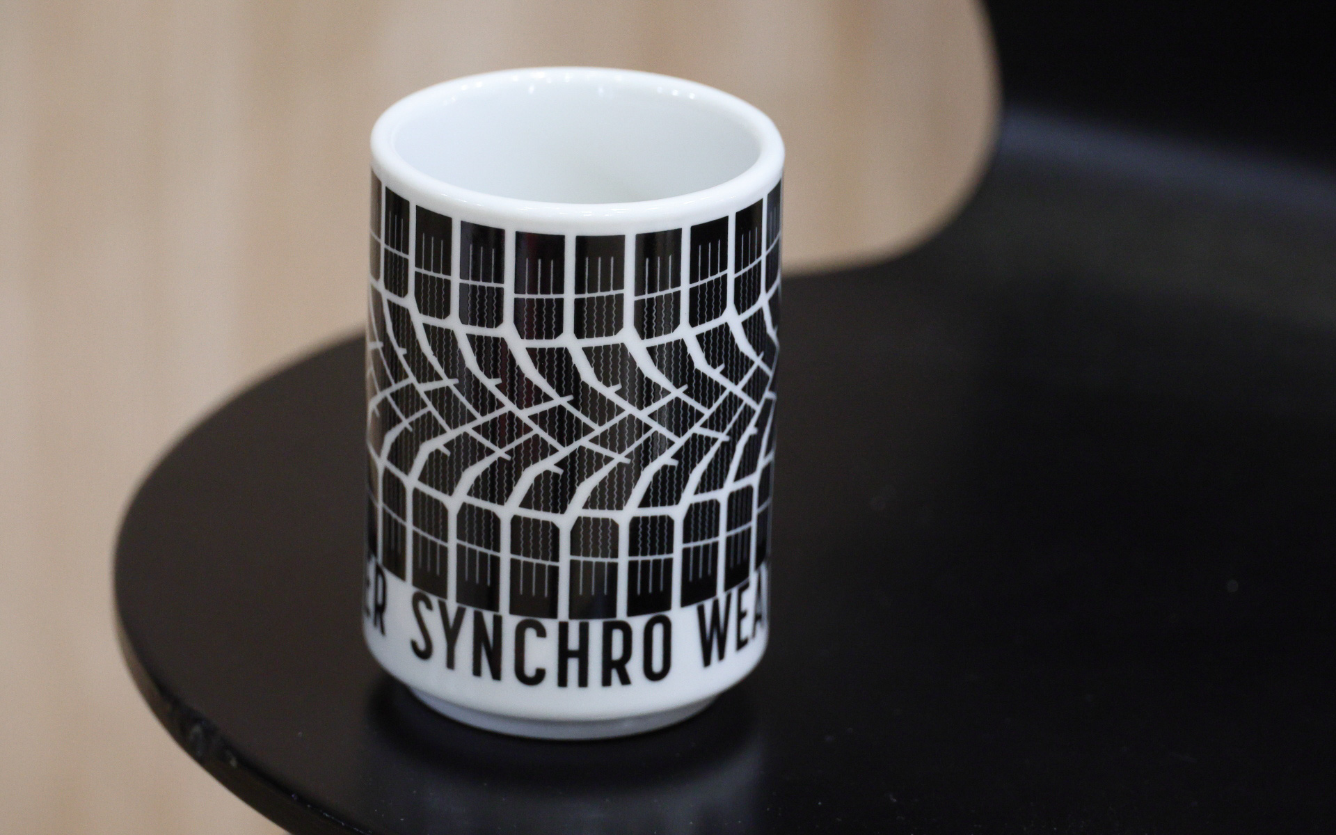 会期中アンケートキャンペーンに参加した来場者にプレゼントされるトレッドパターンが描かれた湯呑み（数に限りがあり、なくなり次第終了）