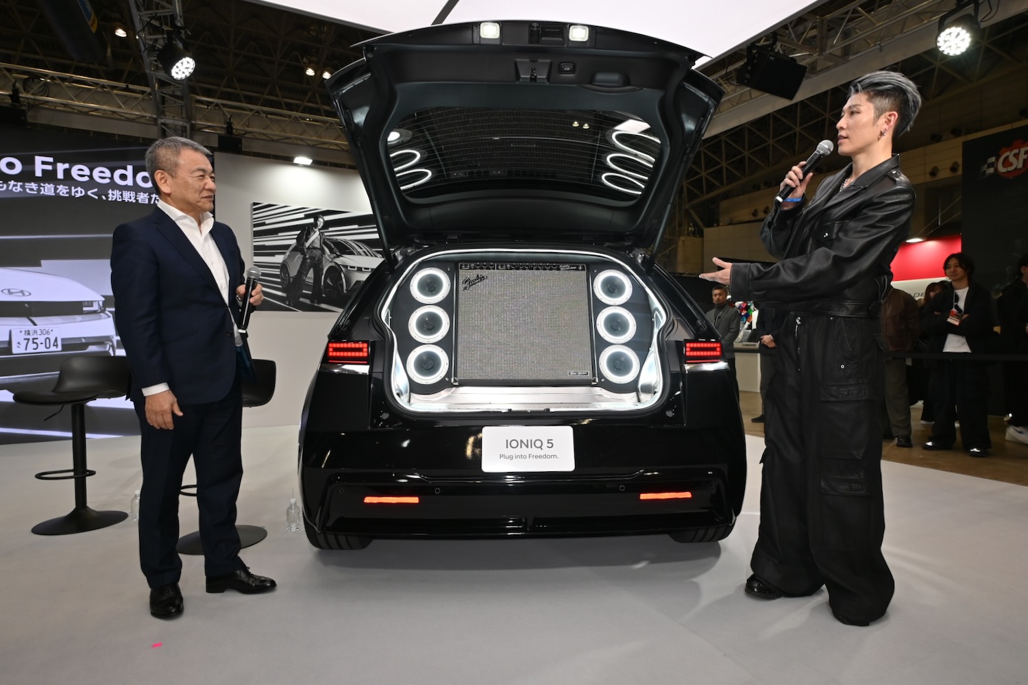 Fenderのアンプを搭載した「アイオニック5コンセプト」と七五三木敏幸社長（左）、MIYAVI氏（右）