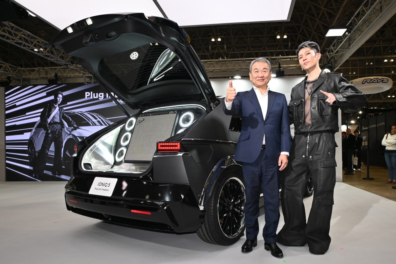 Fenderのアンプを搭載した「アイオニック5コンセプト」と七五三木敏幸社長（左）、MIYAVI氏（右）