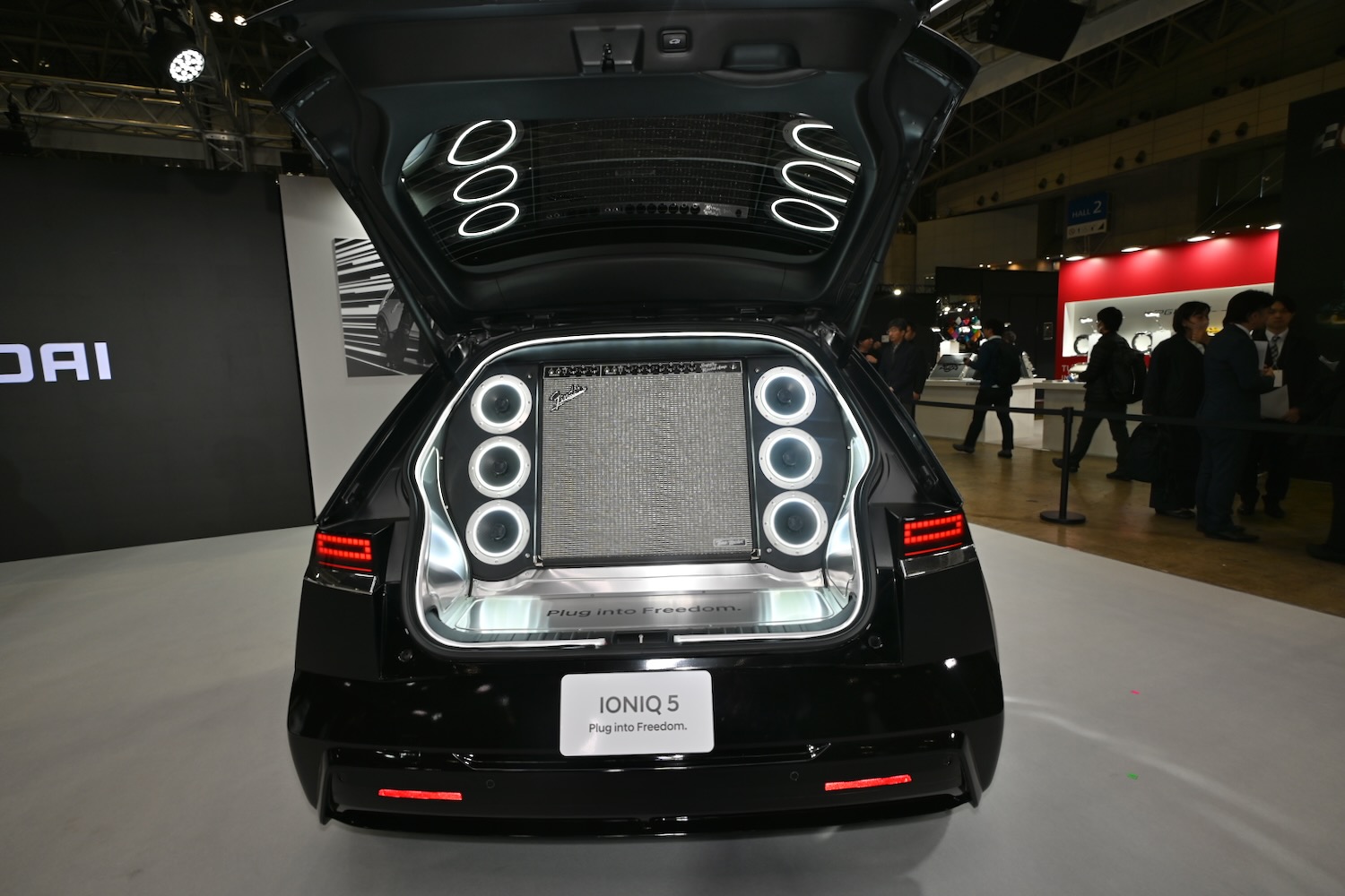 ラゲッジスペースには大迫力のオーディオセットが収められている