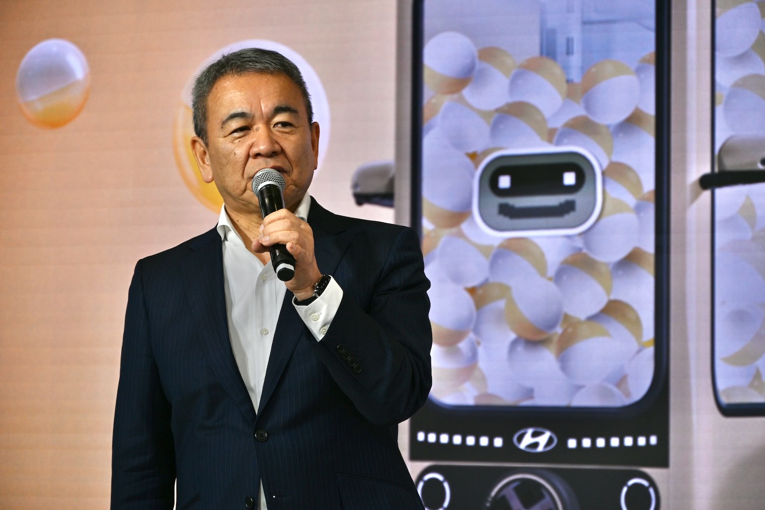 あいさつするヒョンデ・ジャパンの七五三木敏幸社長