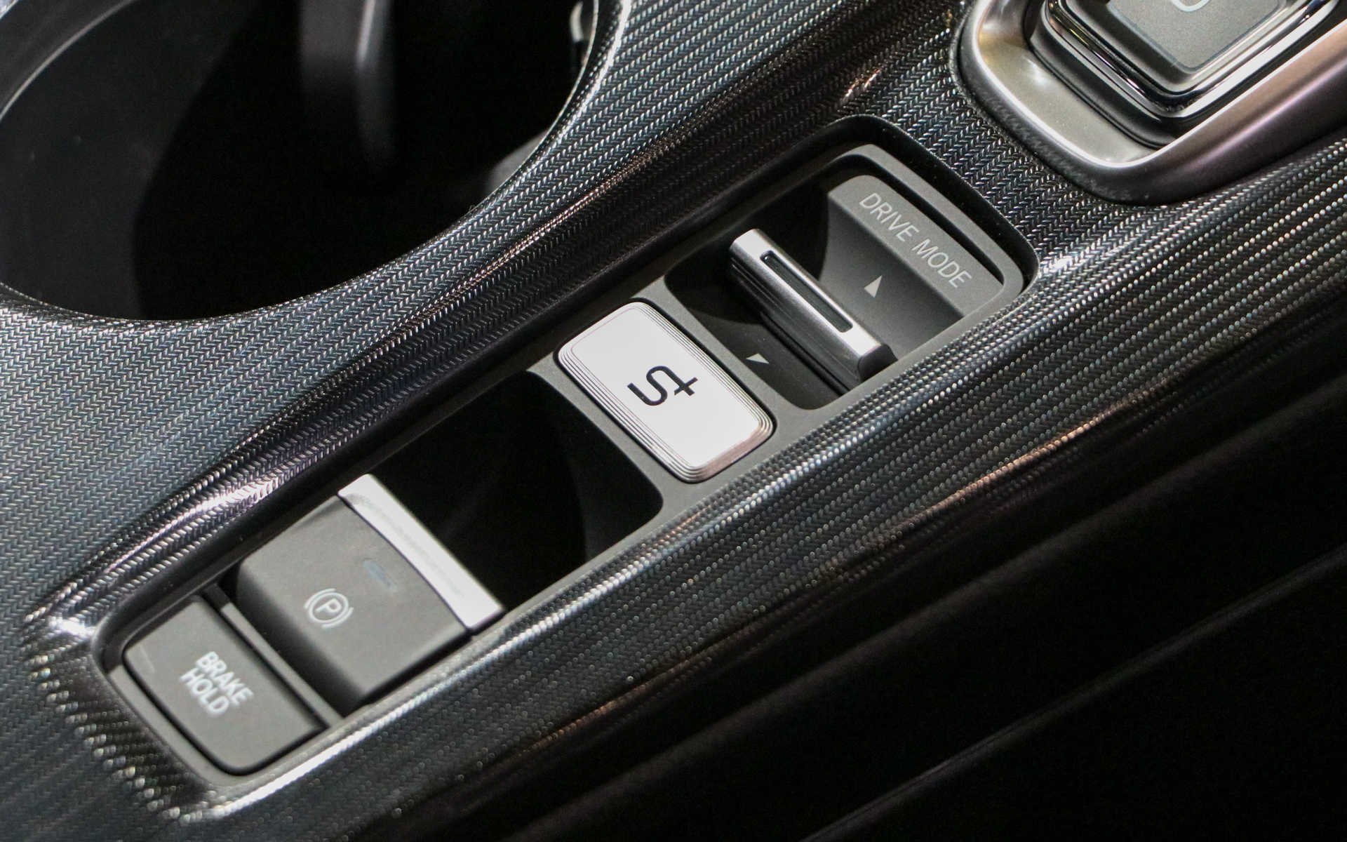 「S＋Shift」ボタンは、プレリュードの丸ボタンとは異なり、四角ボタンとなっている